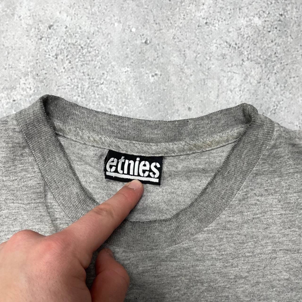 Vintage Vintage 90s Etnies Icon Promo Shoes Trashed T Shirt Gray Size US L / EU 52-54 / 3 - 6 Thumbnail