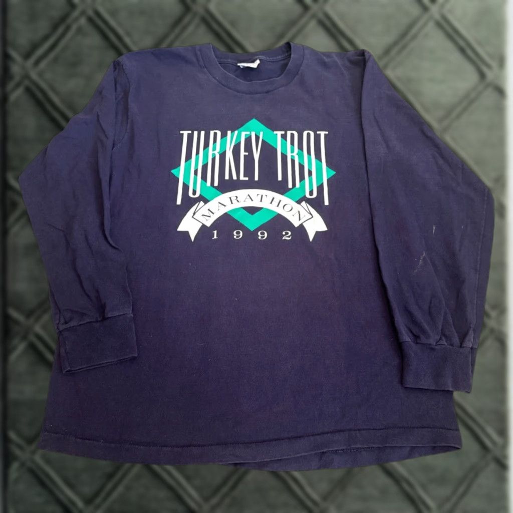 Anvil VINTAGE 1992 Turkey Trot Marathon Run Runner Navy Blue Long Sleeve T-Shirt Large - Men - L - Anvil - Regular Sleeve | 1990s Theme Size US L / EU 52-54 / 3 - 1 Thumbnail