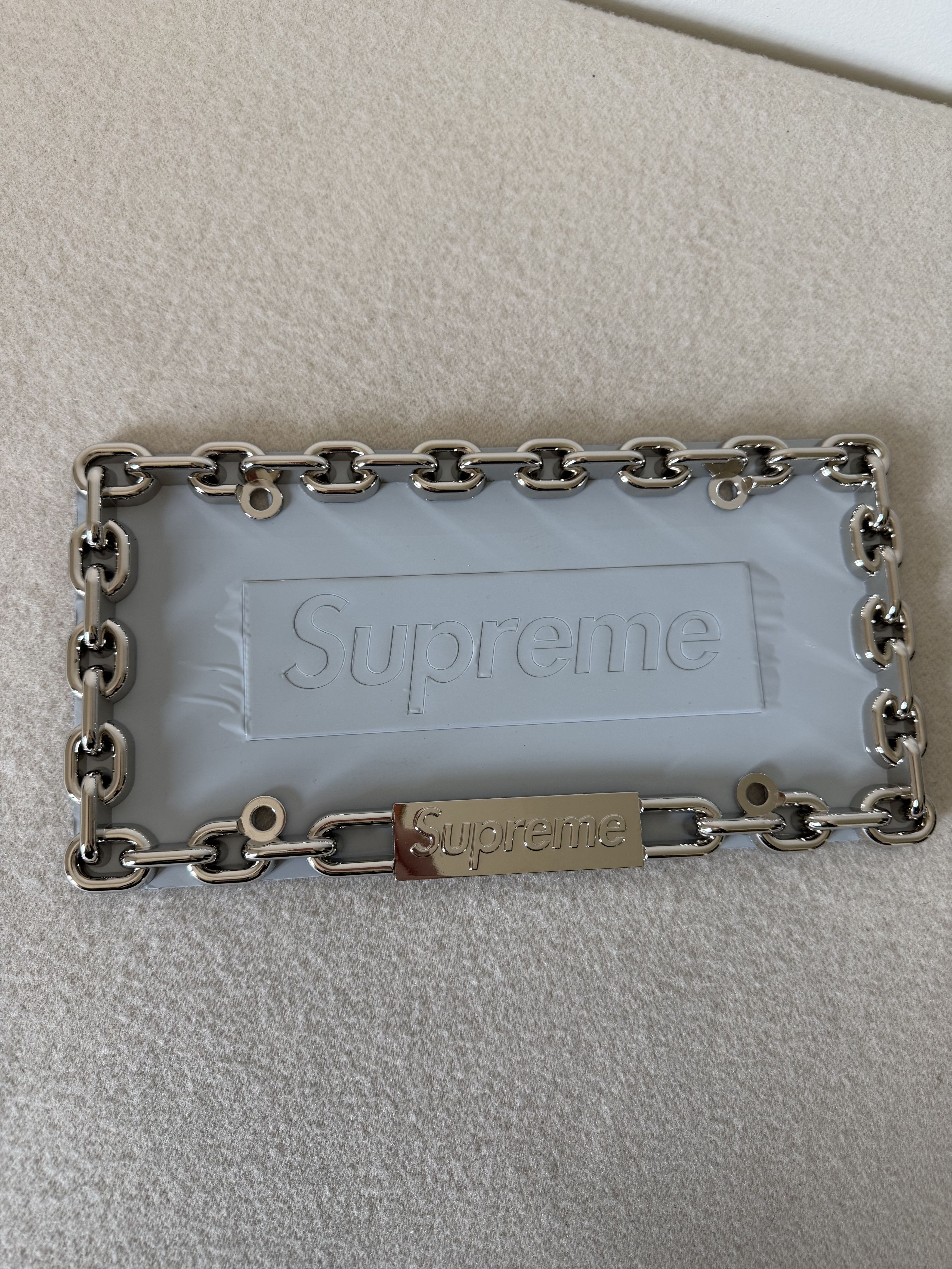 Supreme Supreme Chain License Plate Frame in Silver Size ONE SIZE - 1 Thumbnail