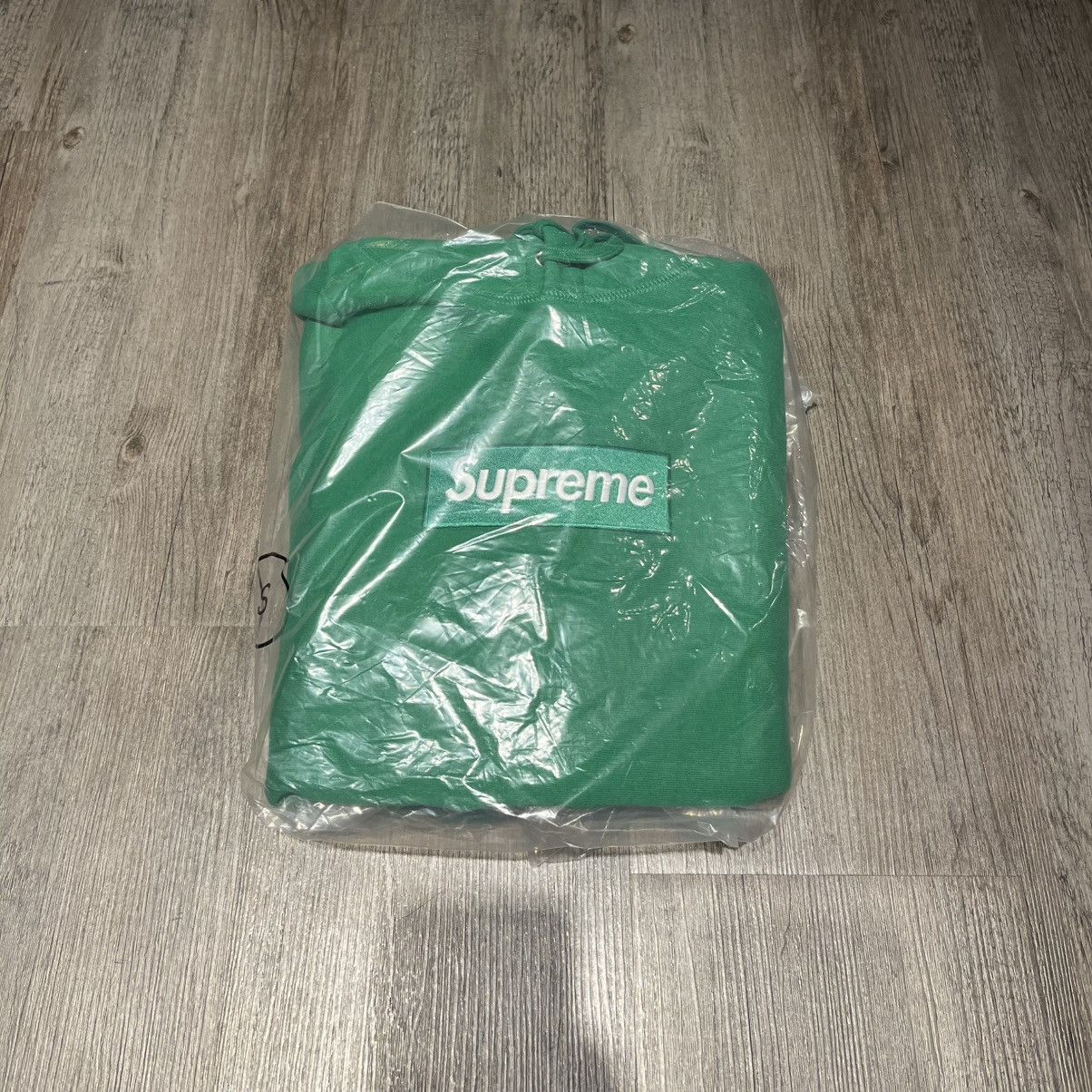 Supreme In Hand Supreme Box Logo Hoodie FW24 Green Size US S / EU 44-46 / 1 - 2 Thumbnail