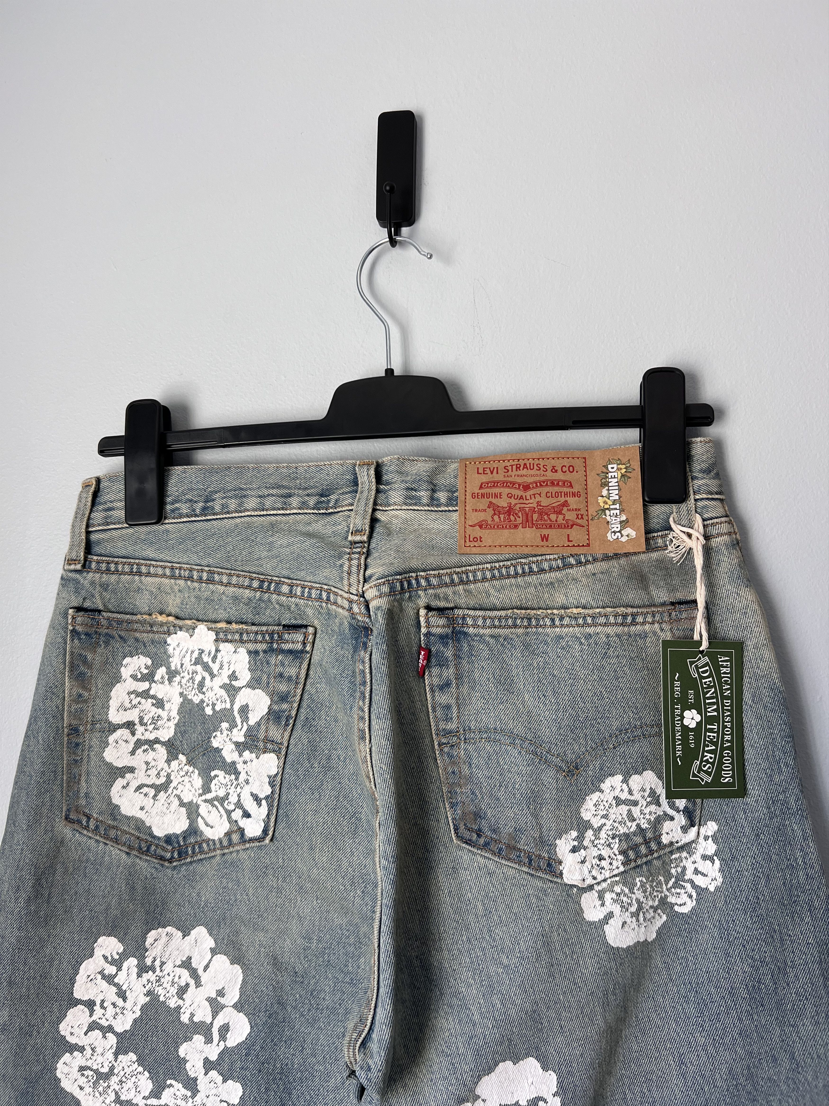 DENIM TEARS × Levi's Denim Tears Levi's Dirty Wash Wreath 501 in Light Wash Size US 33 - 5 Thumbnail