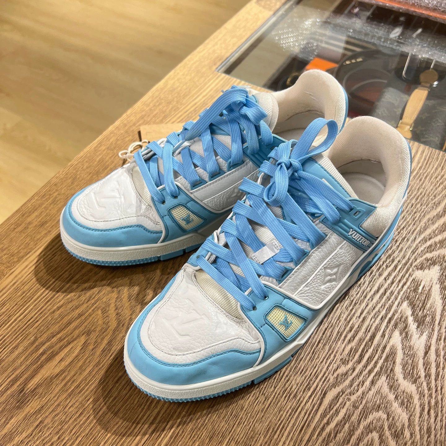 Louis Vuitton LV tob30 Trainer Calfskin Logo Sneaker US7 Size US 7 / EU 40 - 3 Thumbnail
