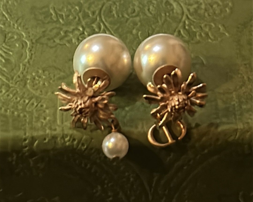 Dior DIOR TRIBALES Earrings Matte Pink-Finish Metal White Resin Size ONE SIZE - 3 Thumbnail