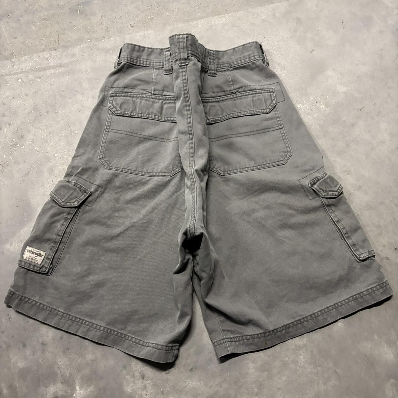 Japanese Brand × Vintage Crazy Vintage Y2K/2000s Baggy Grey Streetwear Skater Style Cargo Shorts! Size US 38 / EU 54 - 5 Thumbnail