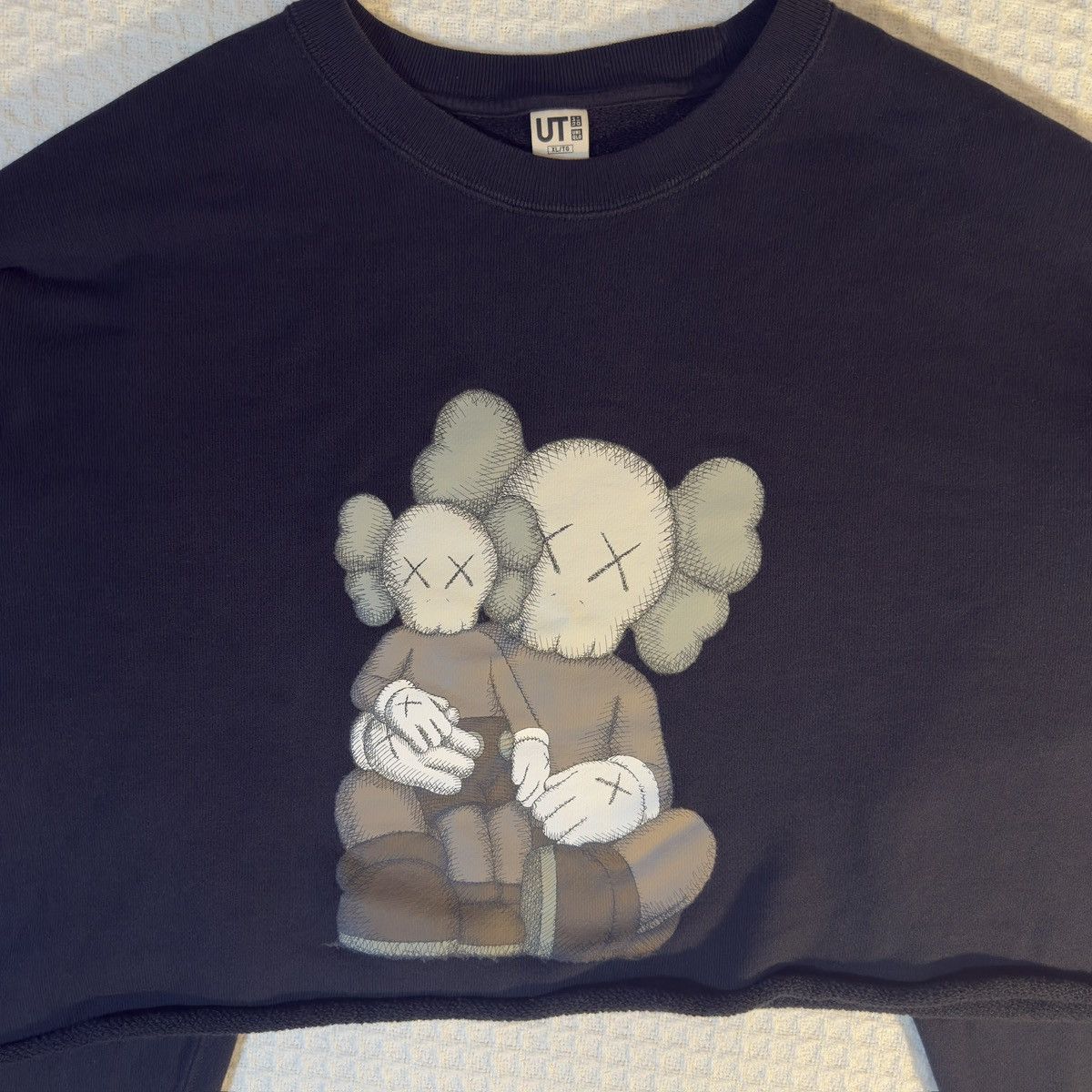 Kaws × Uniqlo Uniqlo UT x KAWS Cropped Crewneck – Black Boxy Fit Size US XL / EU 56 / 4 - 2 Thumbnail
