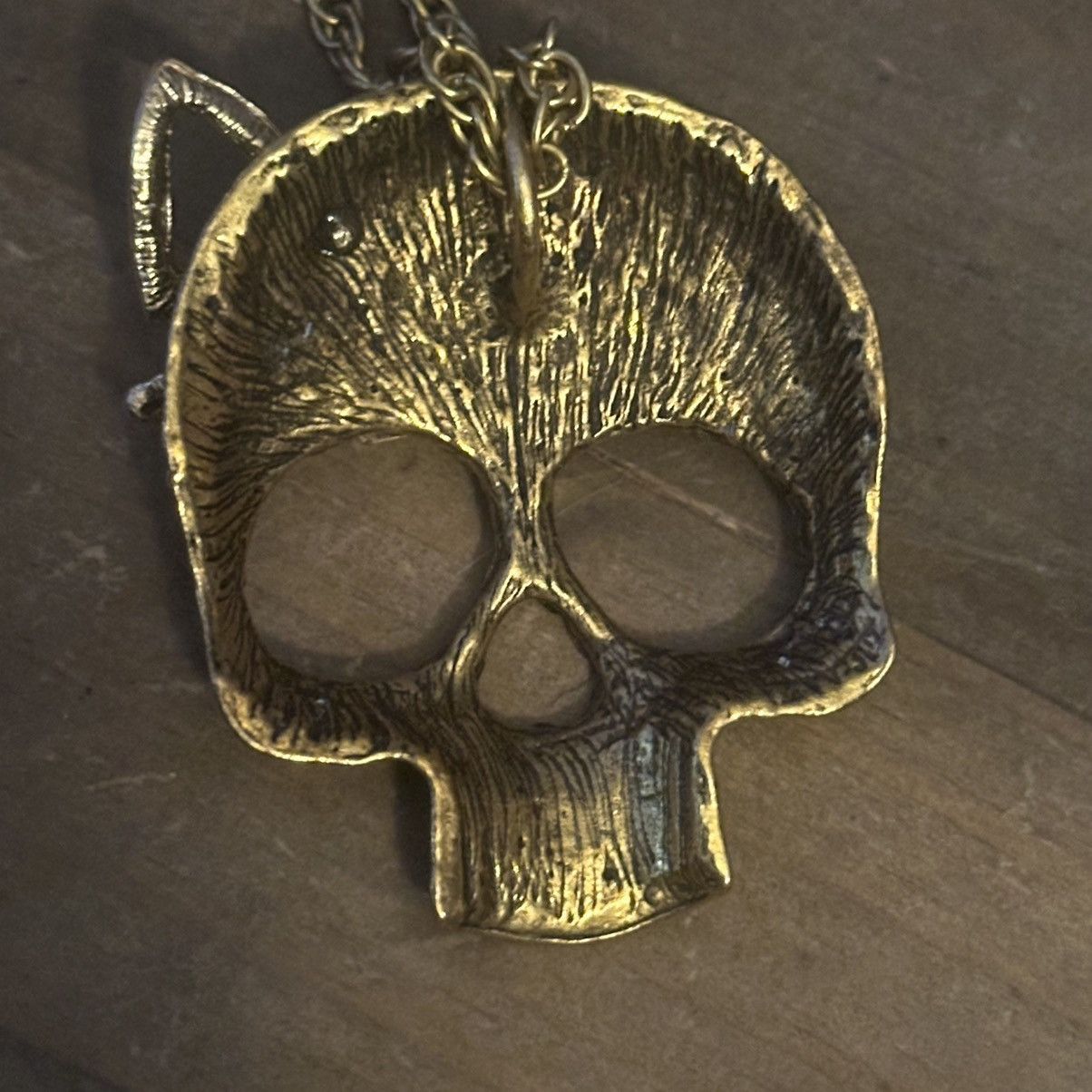 Other Long gold tone skull with pink bow pendant necklace Size ONE SIZE - 5 Thumbnail