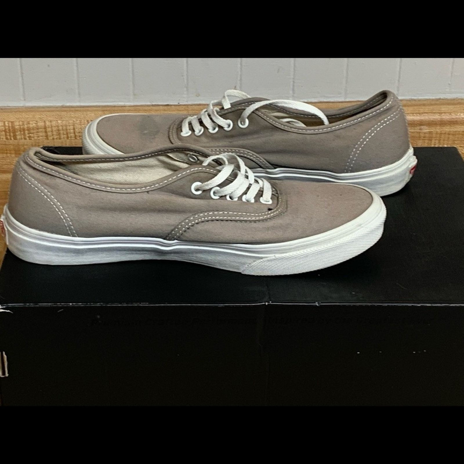 Vans VANS SHOES MENS SIZE 7 LIGHT GRAY GOOD CONDITION Size US 7 / EU 40 - 4 Thumbnail