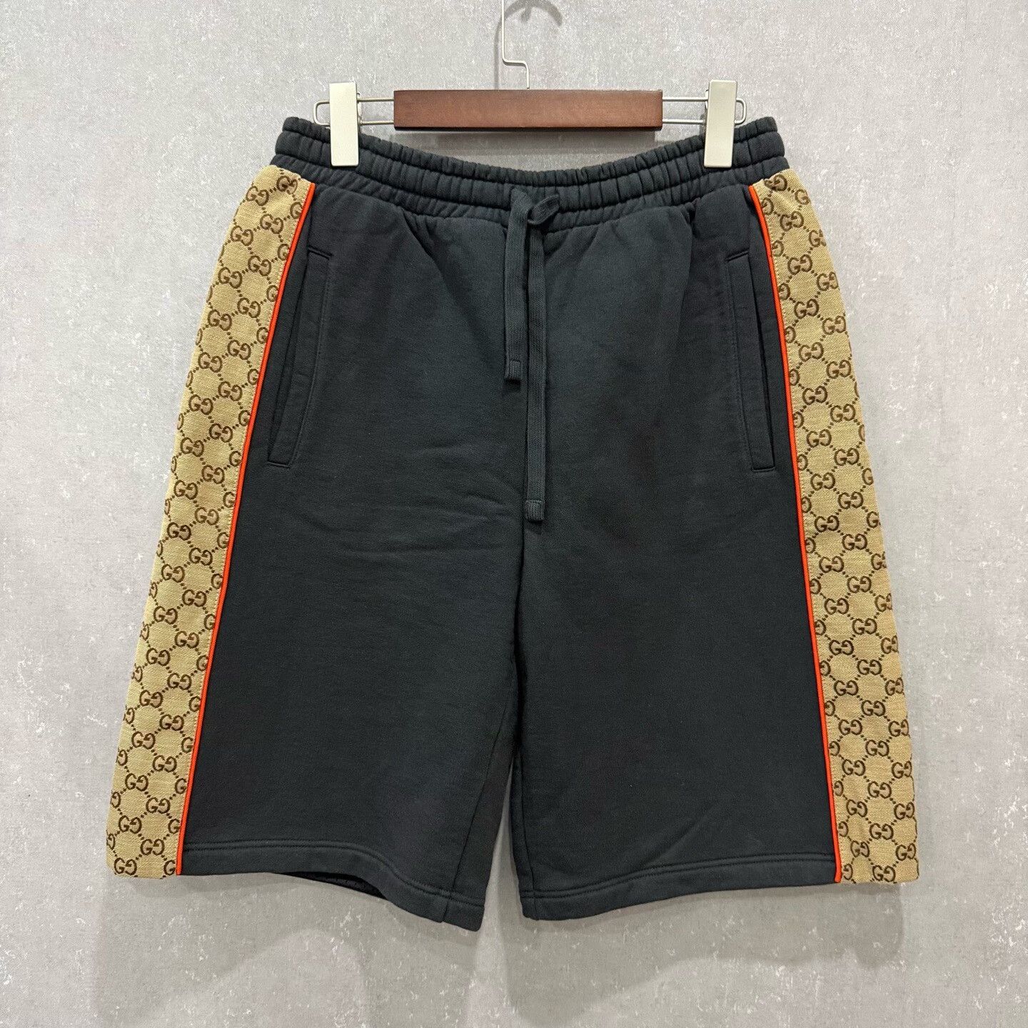 Gucci gucci logo side patterned casual shorts Size US 26 / EU 42 - 1 Thumbnail