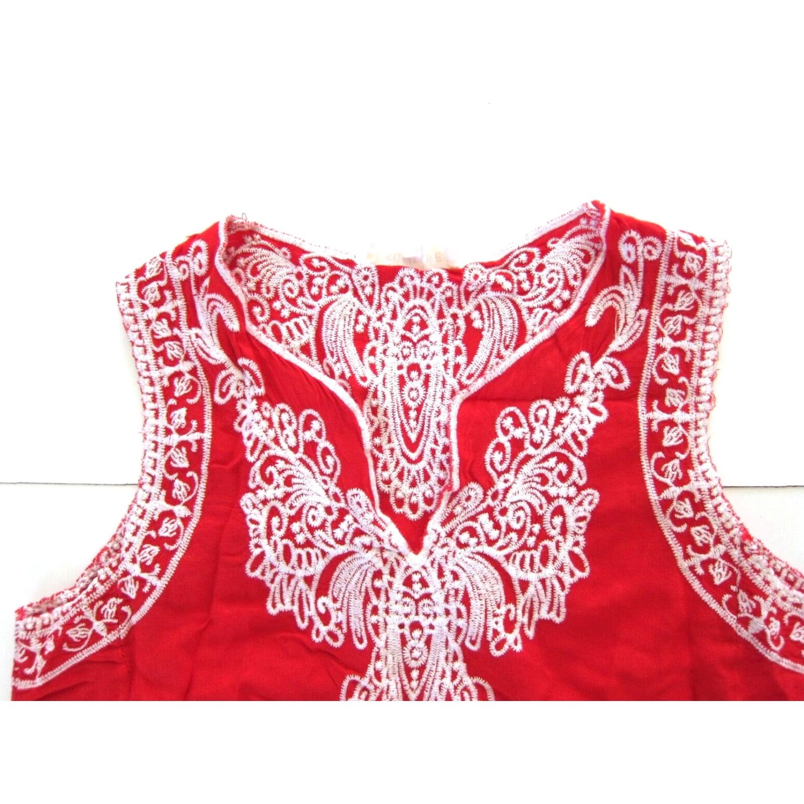 Anthropologie Solitaire Blouse M V-Neck Sleeveless Embroidered 100% Rayon Red Floral Peasant Tunic Women क्या Size M / US 6-8 / IT 42-44 - 4 Thumbnail