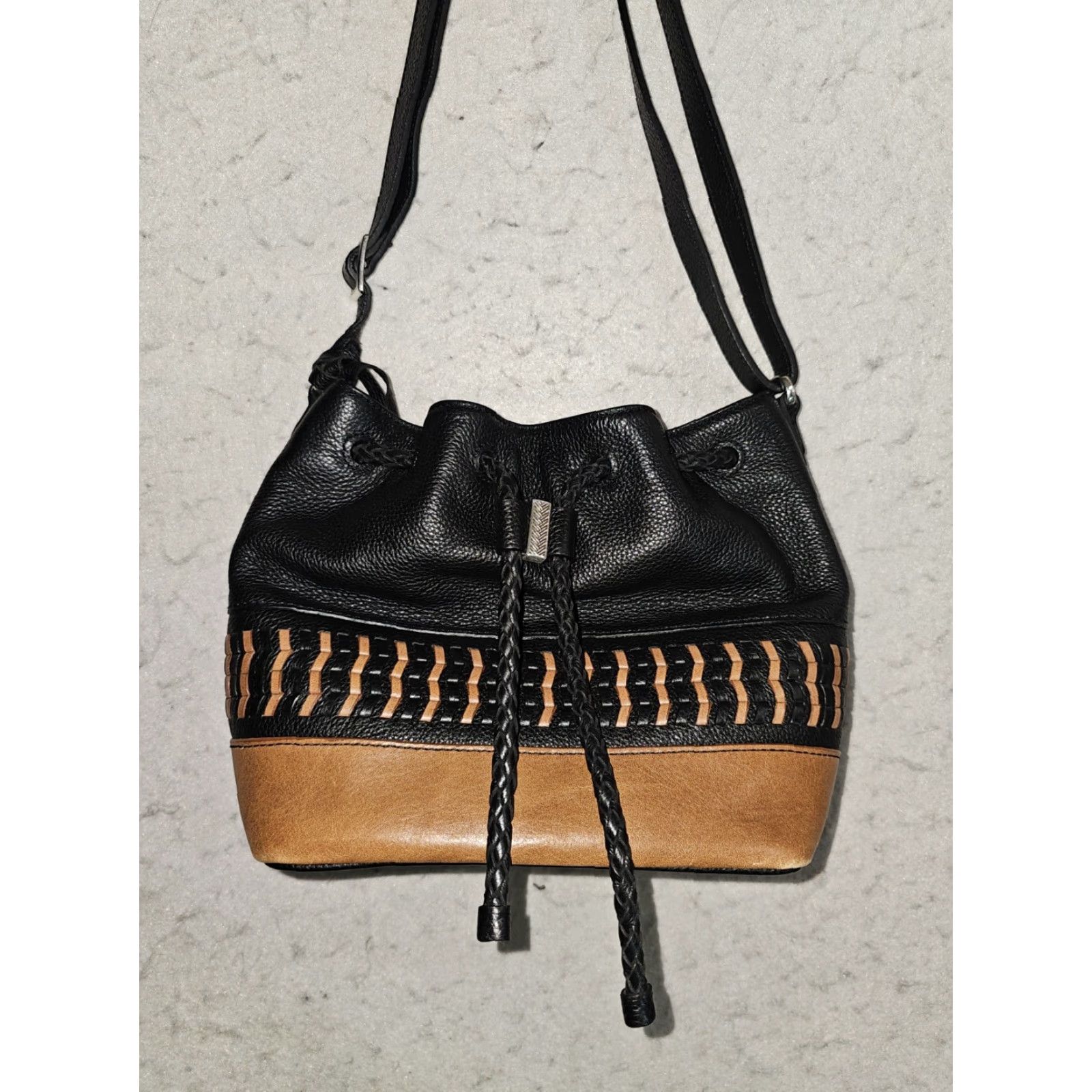 Brighton VINTAGE Brighton Signature Black Pebbled Leather Drawstring Bucket Shoulder Bag F494672 Size ONE SIZE - 5 Thumbnail