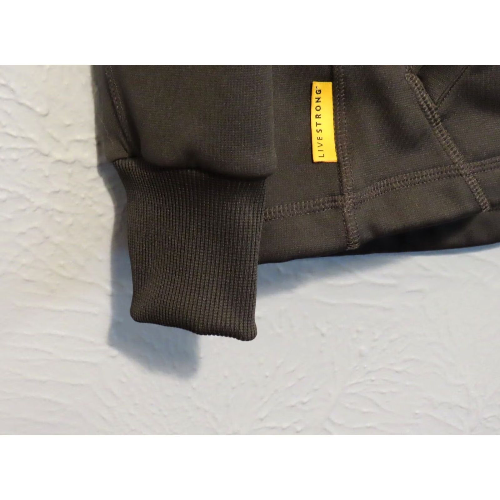 Nike VINTAGE Nike Therma Fit Livestrong Hoodie Men S Black Pink Circle Logo Pullover Size US S / EU 44-46 / 1 - 4 Thumbnail