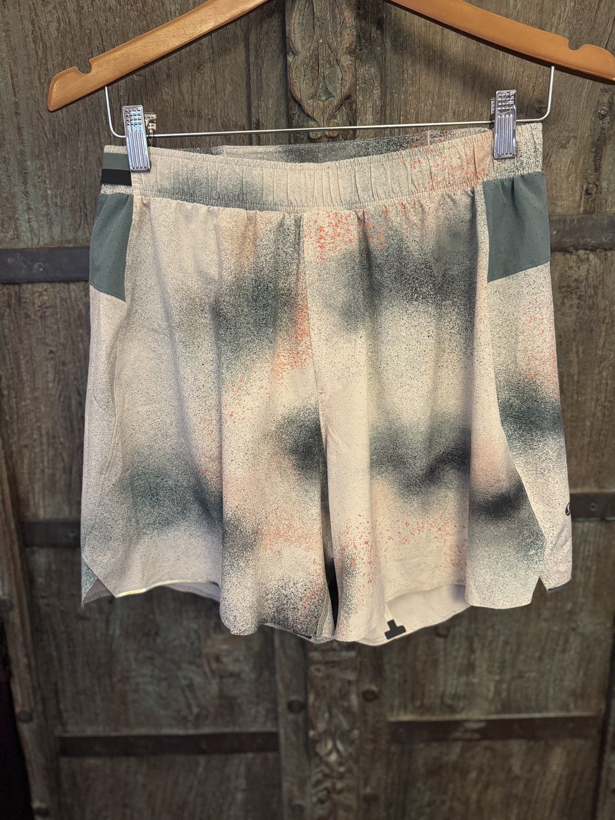 Lululemon 6 in. Surge Lined Running Shorts in Spray Camo, Silver, Blue Size US 32 / EU 48 - 1 Thumbnail