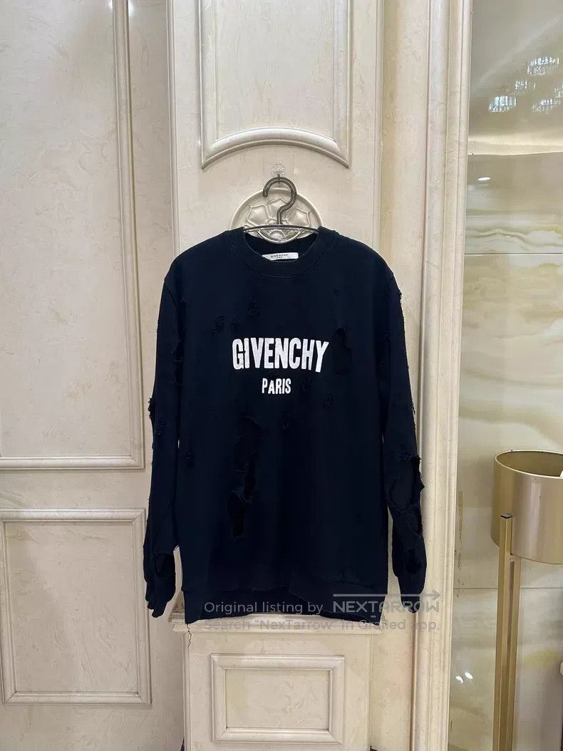 Givenchy Givenchy Classic Black and White Big Hole Letter Logo Swea Size US S / EU 44-46 / 1 - 1 Thumbnail
