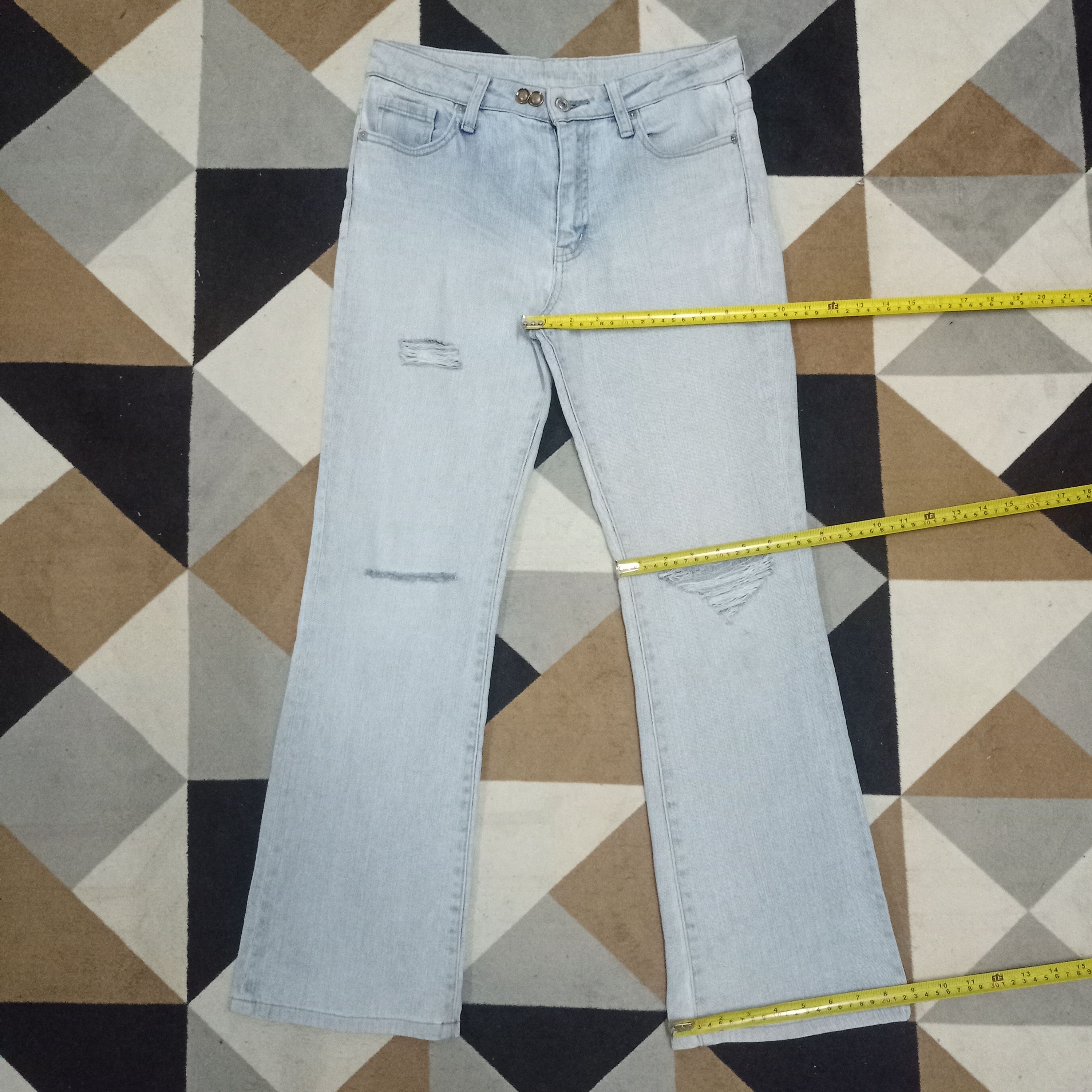 Uniqlo Vintage Uniqlo Light Wash Style Distressed Flare Jeans Size 29" - 8 Thumbnail