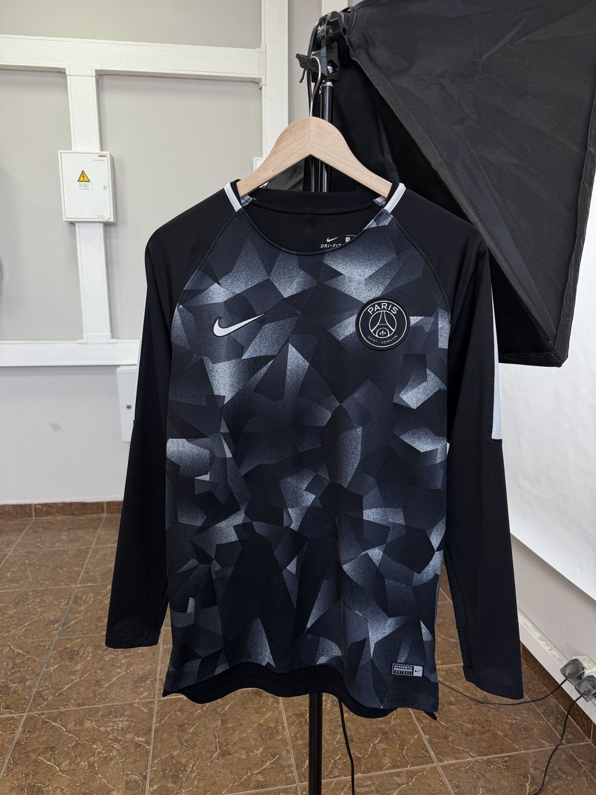 Nike 🇫🇷 Nike PSG Paris Saint Germain 2017 2018 Soccer Long Sleeve Size US M / EU 48-50 / 2 - 1 Thumbnail