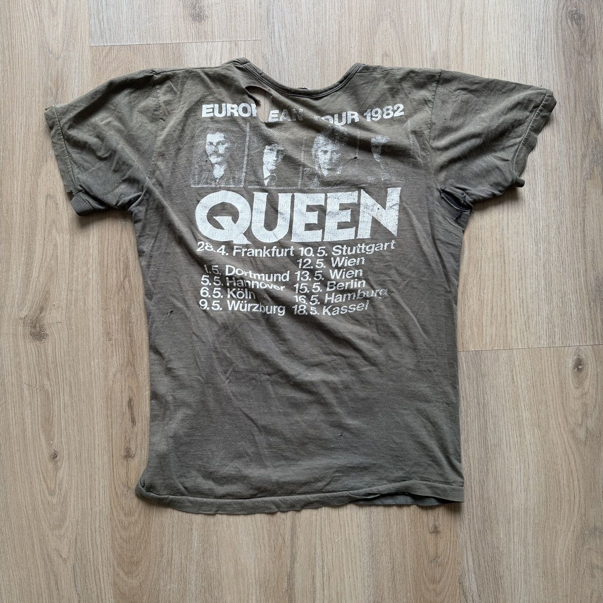 Other Thrashed 1982 Queen Tour Tshirt size Small Size US S / EU 44-46 / 1 - 5 Thumbnail