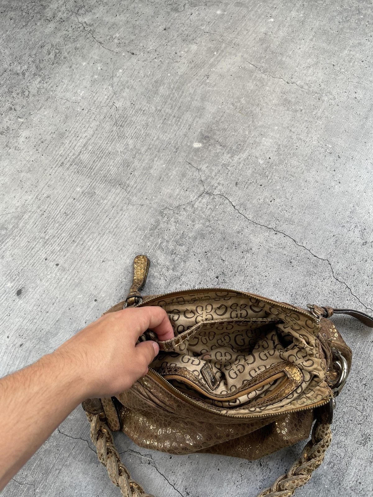 Guess × Japanese Brand × Vintage Rare🔥🔥Vintage monogram GUESS hobo bag Size ONE SIZE - 12 Thumbnail