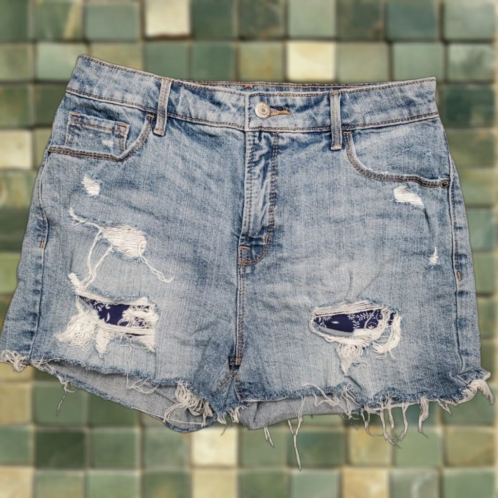 Old Navy Hollister Shorts Womens 25 Denim Micro Mini Low Rise Rolled Cuff Distressed Y2K - 6 Blue 5-Pocket Design Womens Jeans Shorts Size 28" / US 6 / IT 42 - 1 Thumbnail