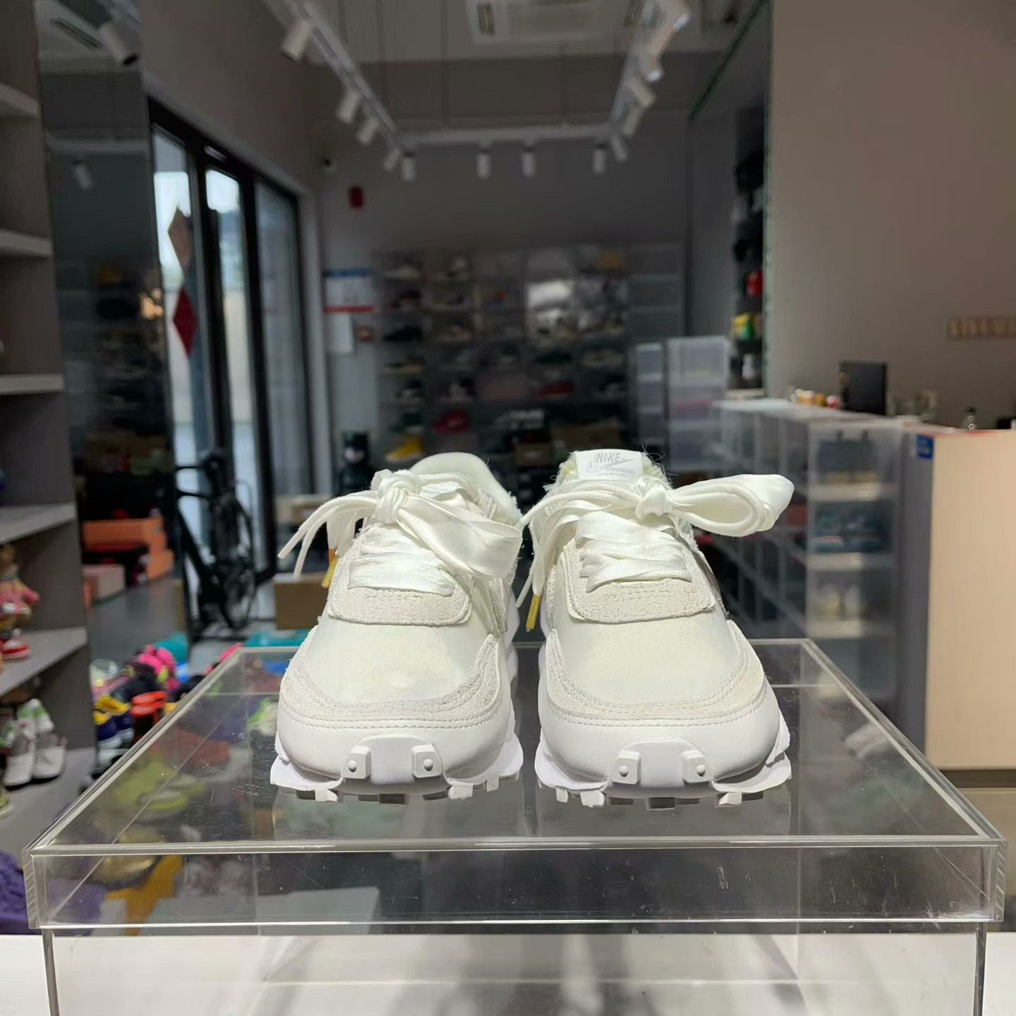 Nike Nike White Lowtop Sneakers 40 Men Size US 7.5 / EU 40-41 - 1 Thumbnail