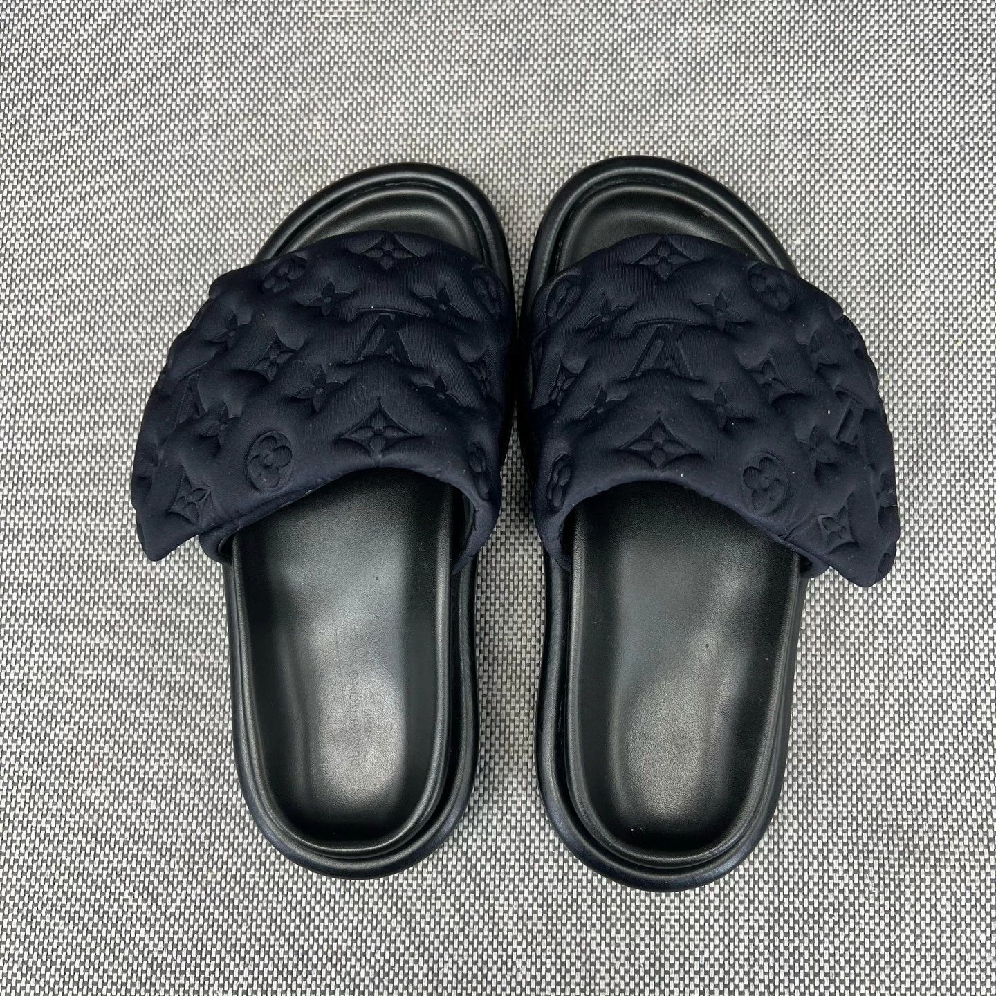 Louis Vuitton LV Pool Pillow Comfort Embossed Slippers 38 Like New Size US 7 / IT 37 - 6 Thumbnail