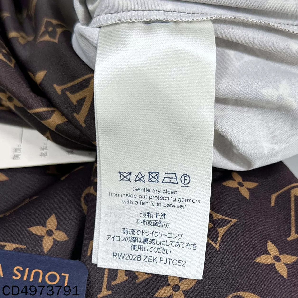 Louis Vuitton LV Slim Fit All Over Print Short Sleeve T-Shirt M Size M / US 6-8 / IT 42-44 - 6 Thumbnail