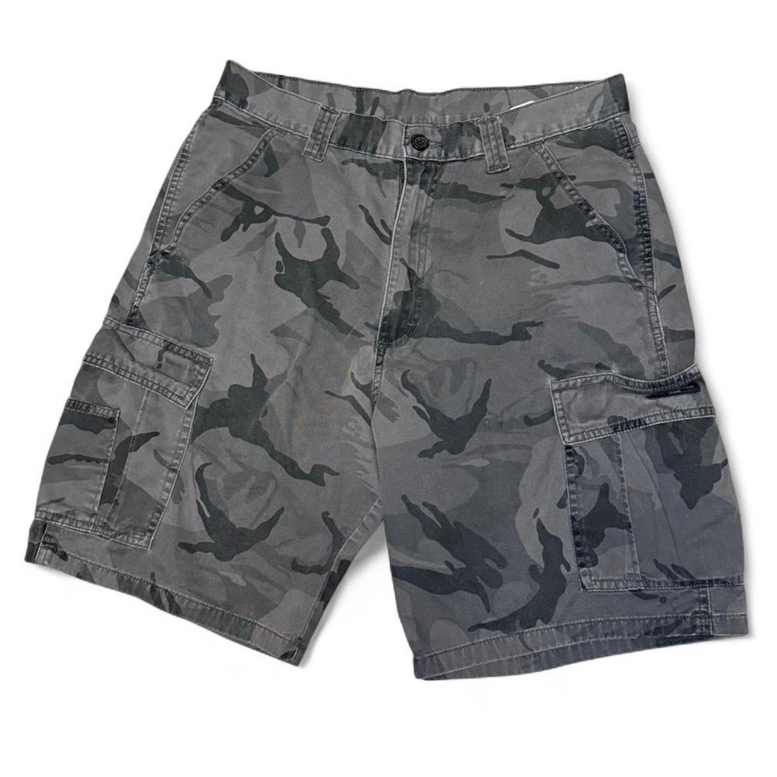 Vintage × Wrangler Y2K Wrangler Camo Cargo Shorts Size US 32 / EU 48 - 1 Thumbnail