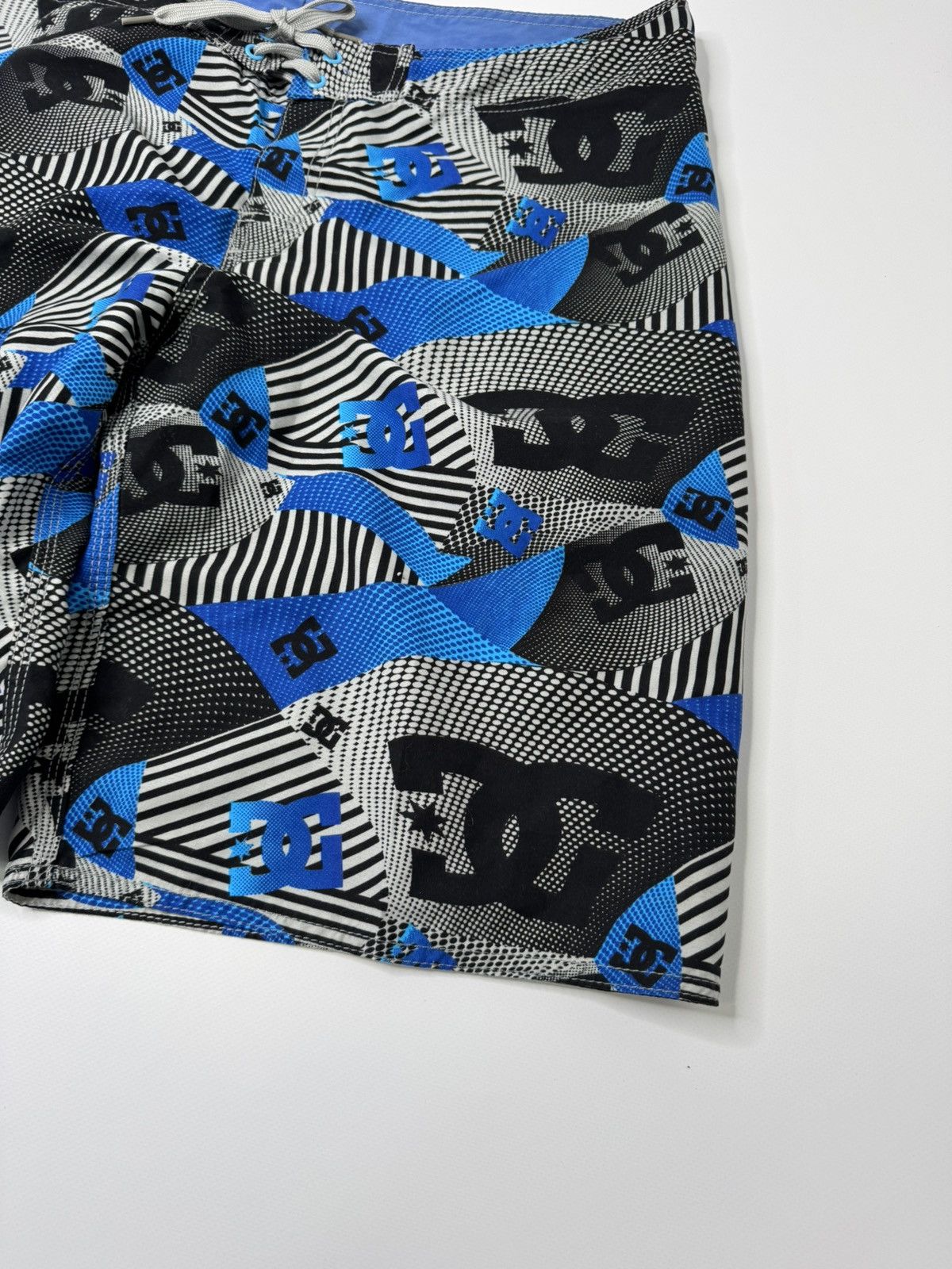 DC Vintage DC shoes skaterboards shorts logomania print y2k 00s Size US 36 / EU 52 - 2 Thumbnail