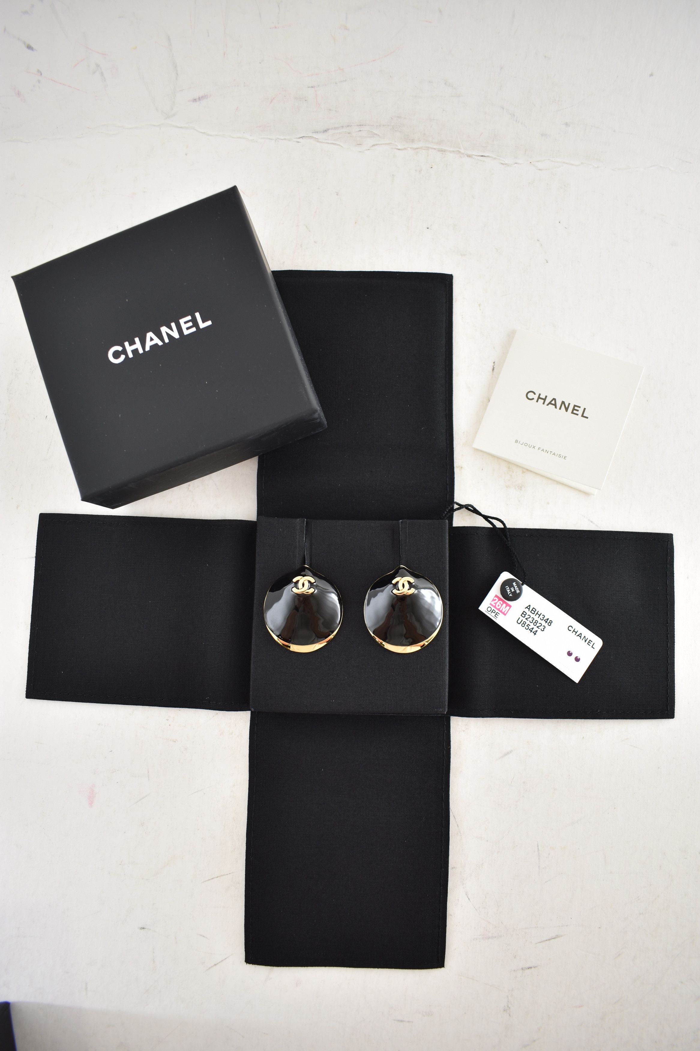 Chanel 26M Coco Beach Gold Shell Seashell CC Logo Dangle Earrings Size ONE SIZE - 2 Thumbnail
