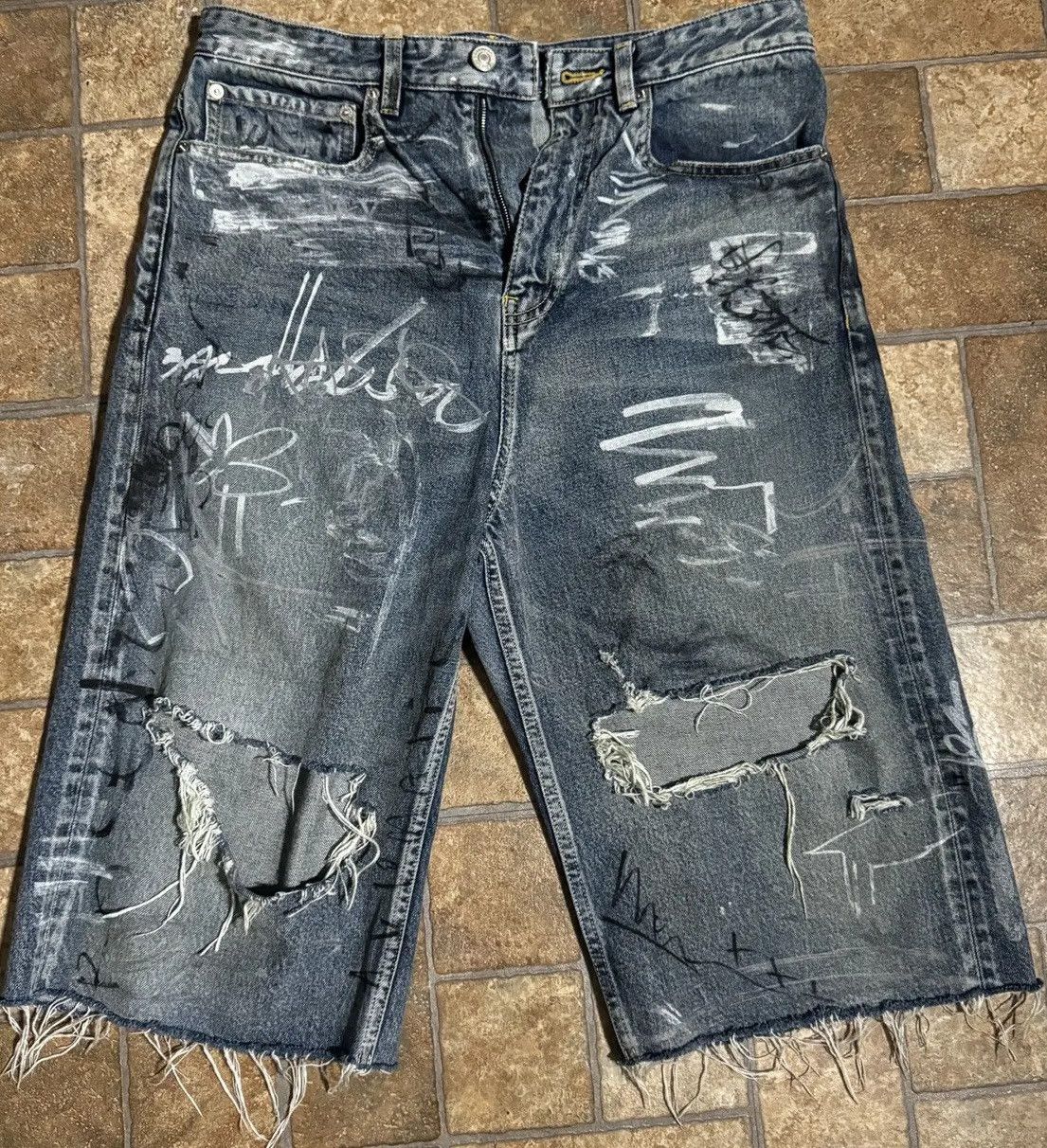 Balenciaga Balenciaga Graffiti Shorts Size US 30 / EU 46 - 3 Thumbnail