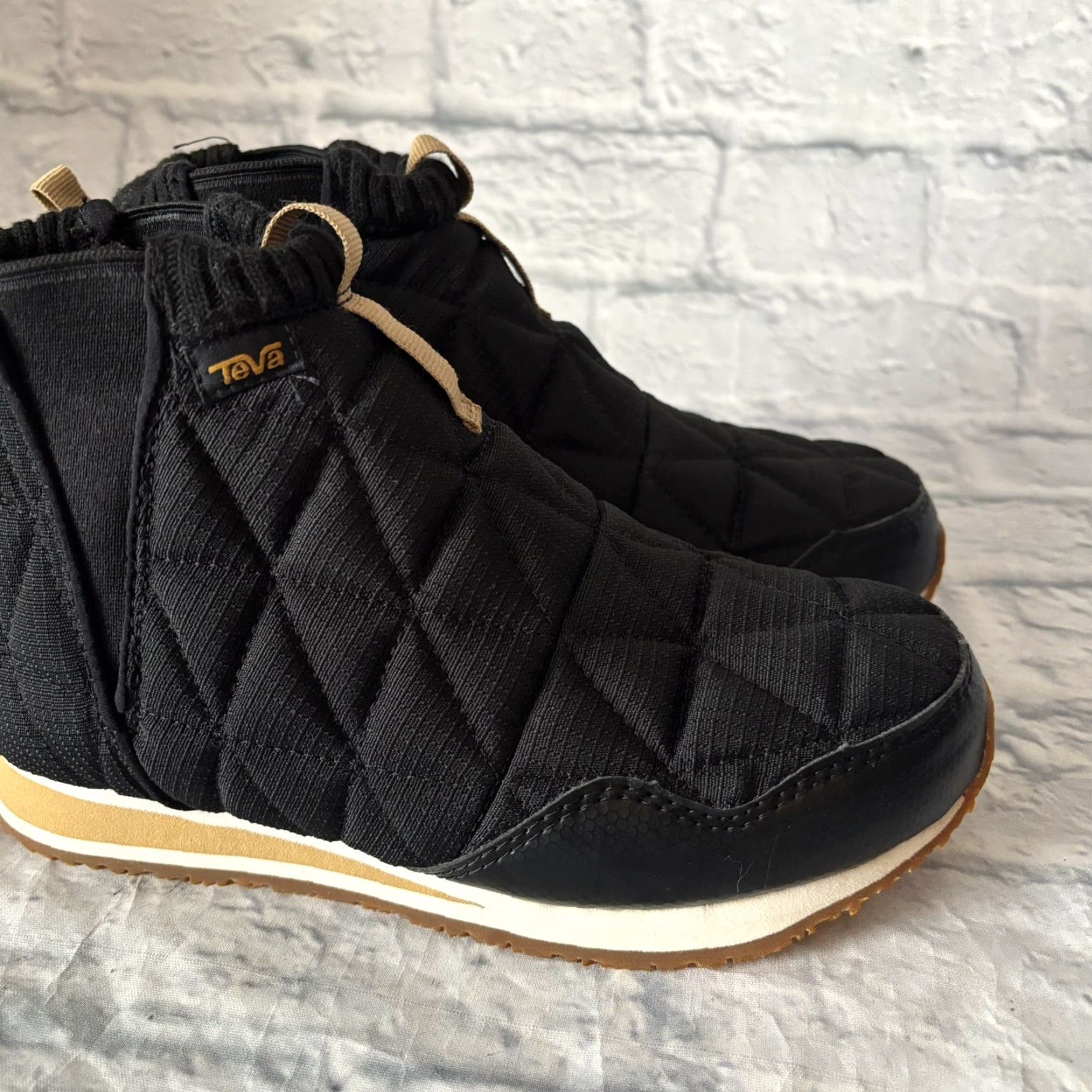 Teva Teva ReEmber Mid Slip On Black Casual Travel Quilted Booties Women’s Sz 6 Boots Size US 6 / IT 36 - 3 Thumbnail