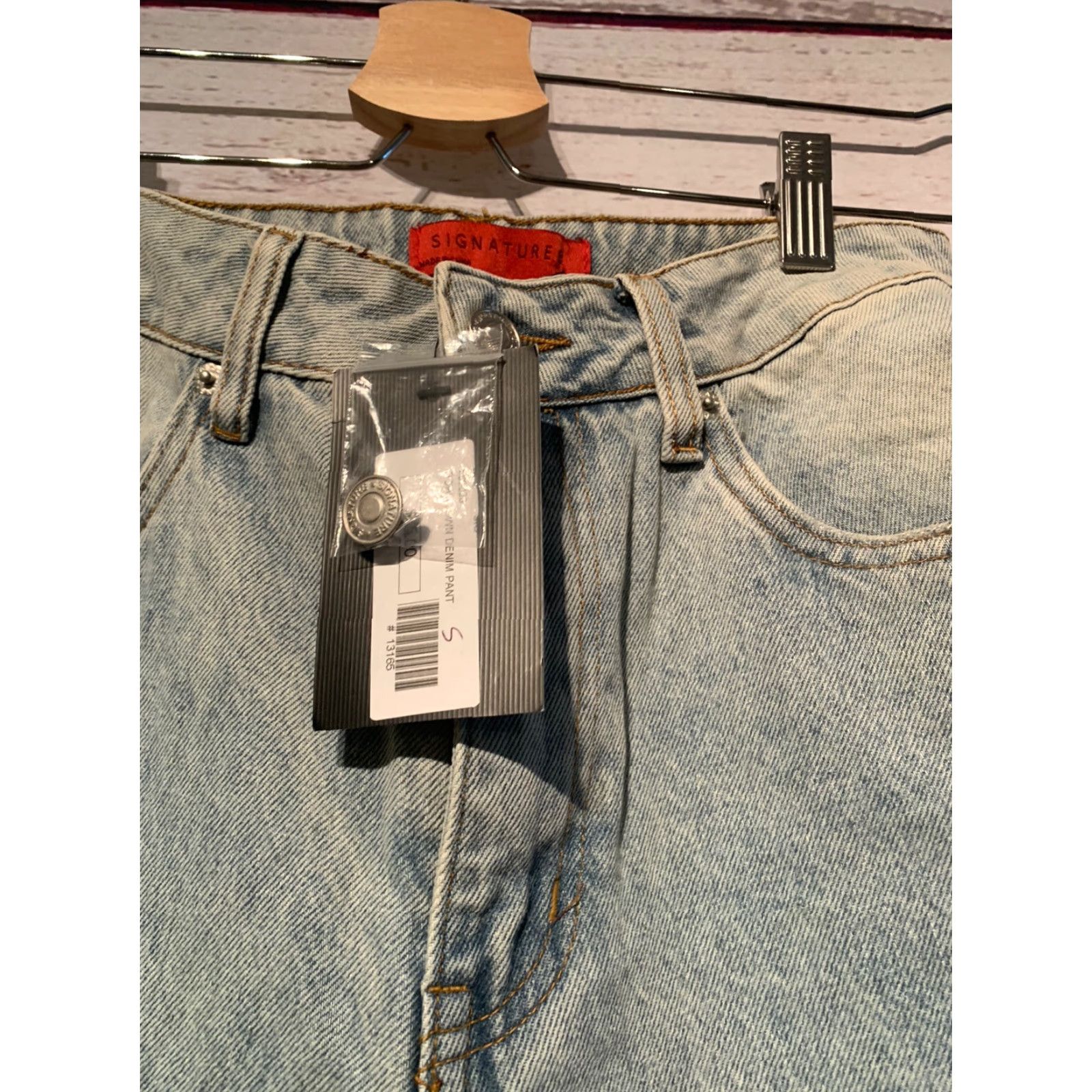 Vintage Signature 8 Jeans Women's Distressed Light Blue 25x31 Denim Relaxed Straight 5-Pocket Zip Belt Loops Logo Embroidered 31 in Inseam Size 28" / US 6 / IT 42 - 7 Thumbnail