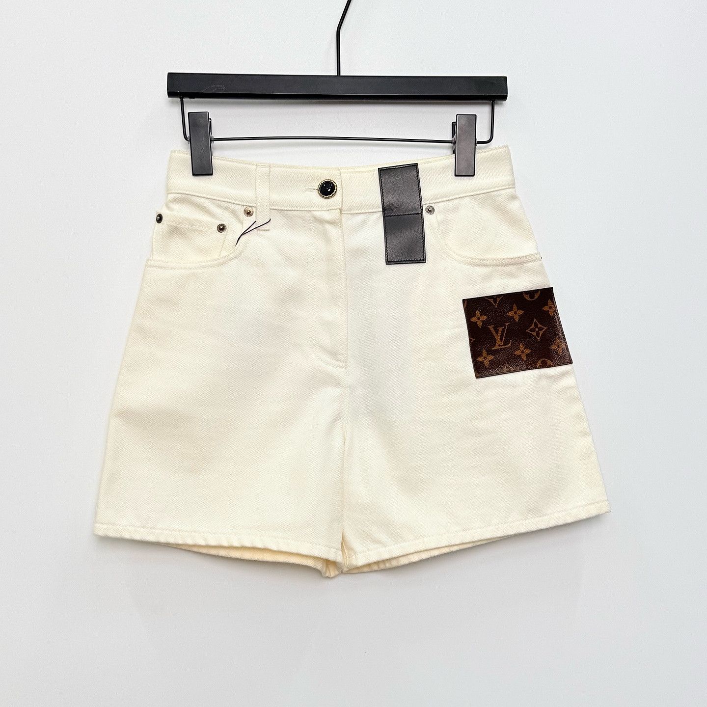 Louis Vuitton Louis Vuitton Monogram Patch White Shorts Size 34 Size 25" / US 0 / IT 36 - 1 Thumbnail