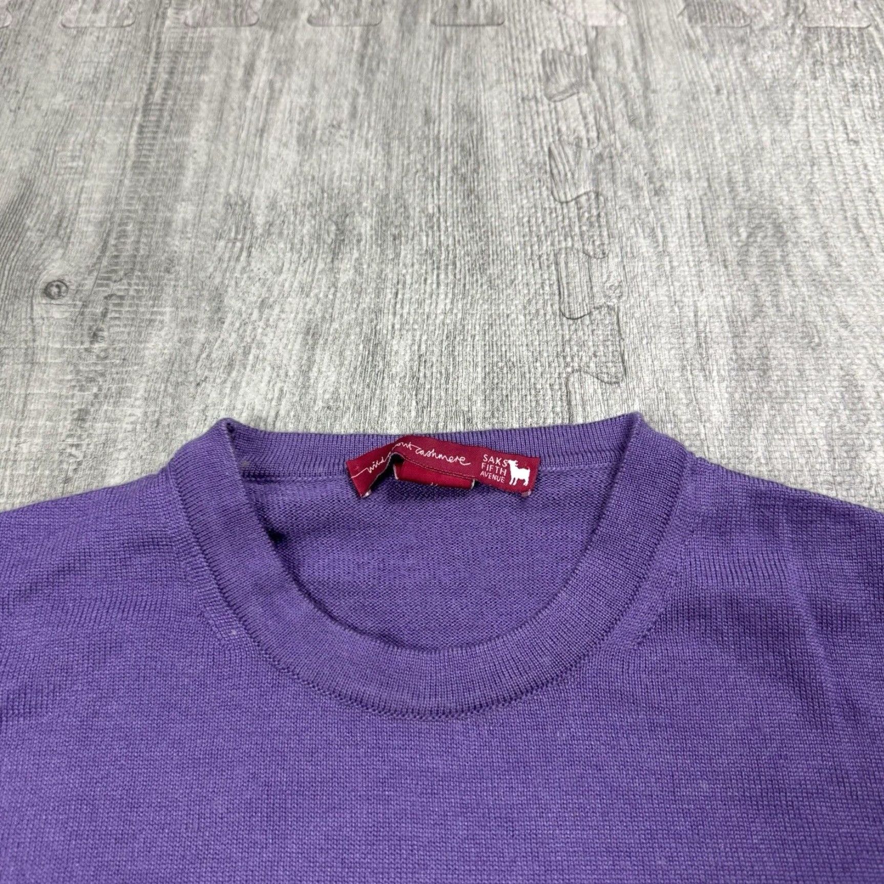 Saks Fifth Avenue VINTAGE SAKS FIFTH AVENUE CASHMERE Purple Sweater WOMENS Medium Pullover Knit Long Sleeve SAKS Designer Preppy 1990s-2000s Italy Purple Womens Size M / US 6-8 / IT 42-44 - 2 Thumbnail