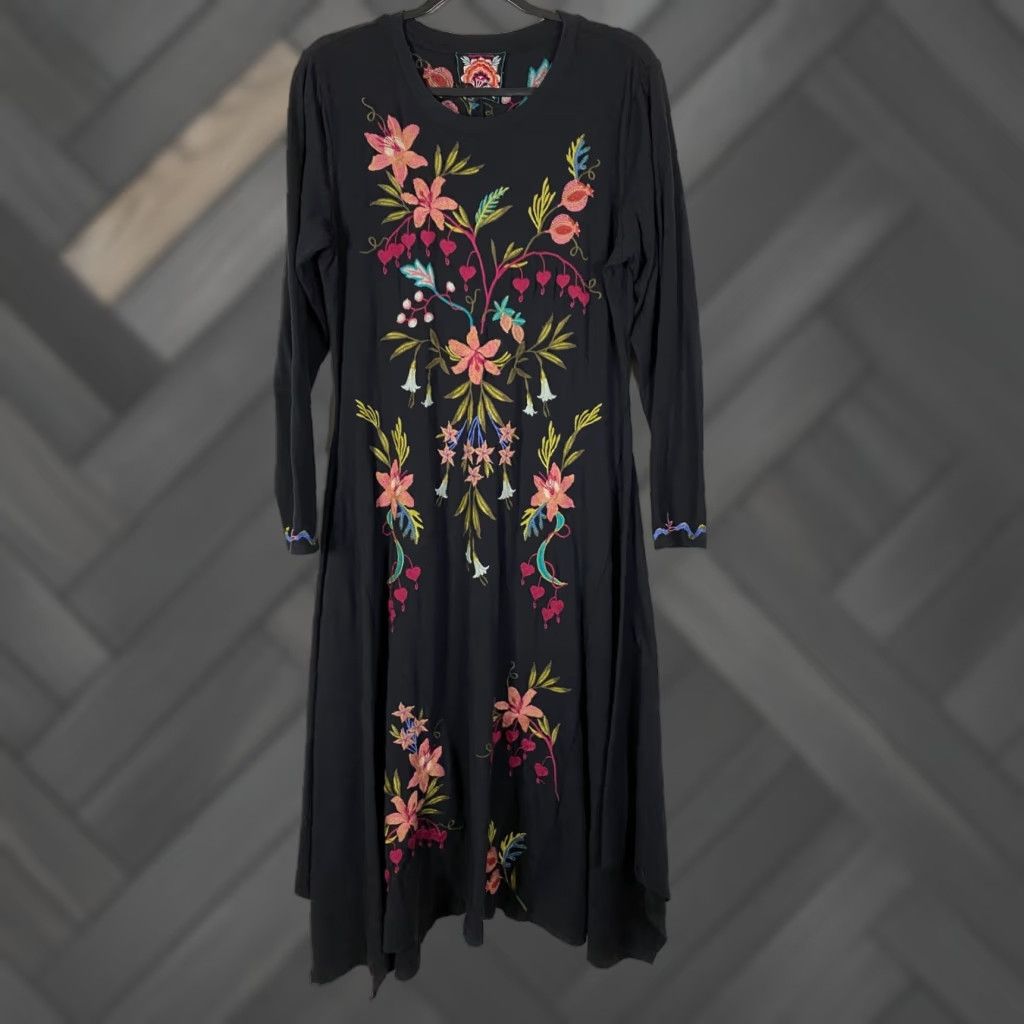 wren knit midi dress Xscape Plus Size V-Neck Gown - Black/Nude main image 0