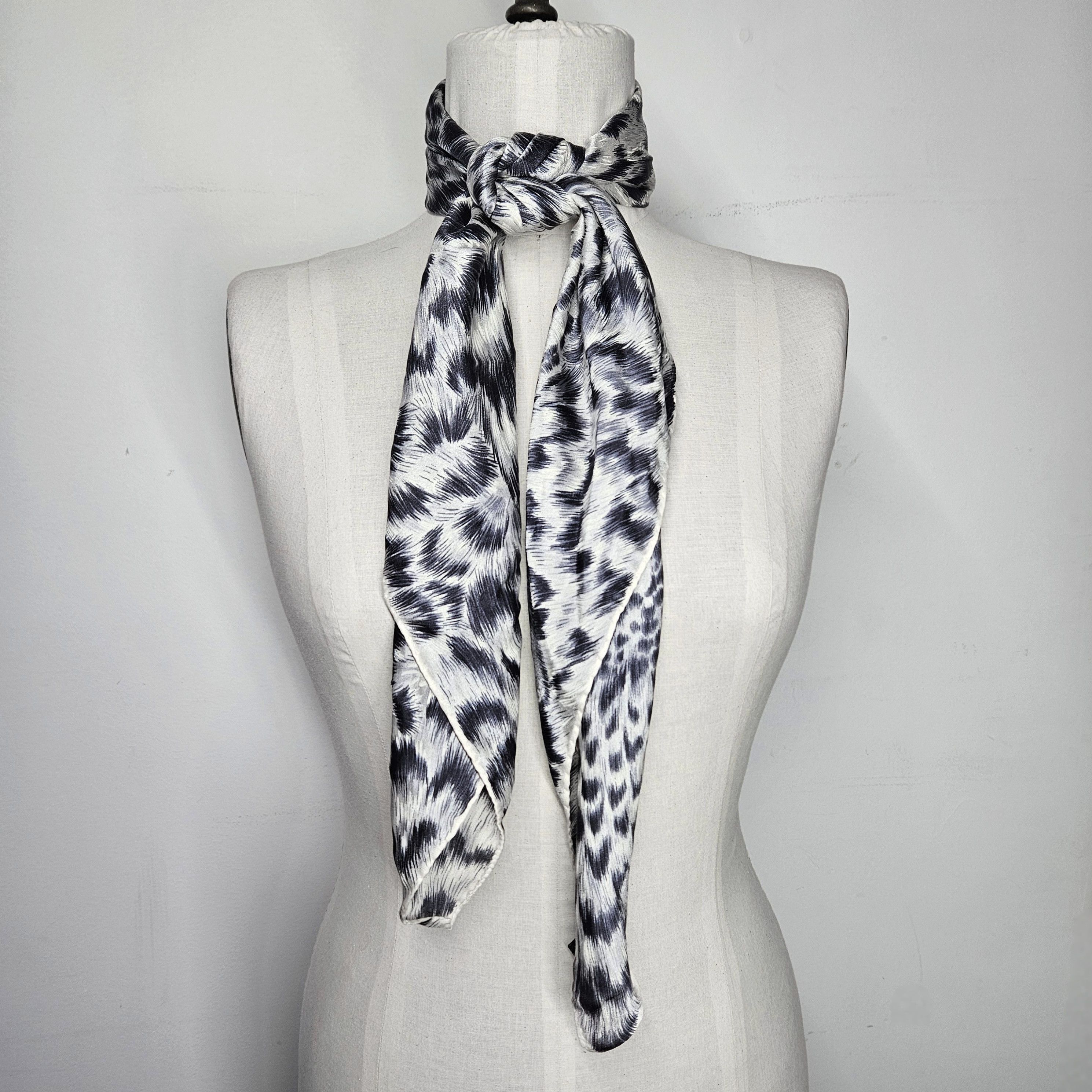 Nordstrom Nordstrom 34x34" Scarf 100% Silk Vintage White Lion Handmade Size ONE SIZE - 5 Thumbnail