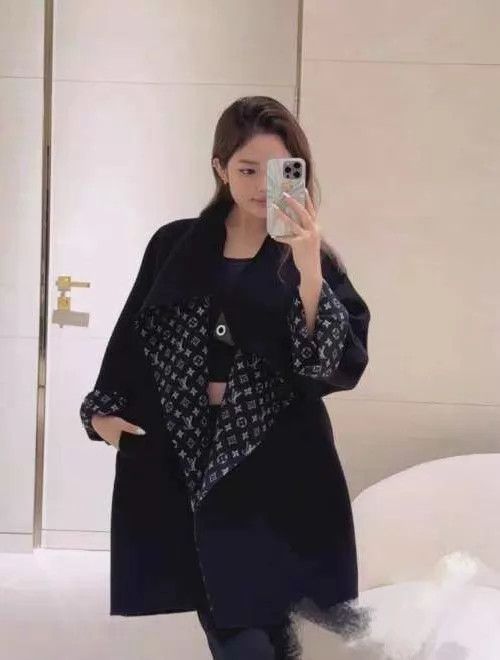 Louis Vuitton LV Monogram Cape Coat 25 New Size 32 Size XXS / US 00 / IT 34 - 5 Thumbnail