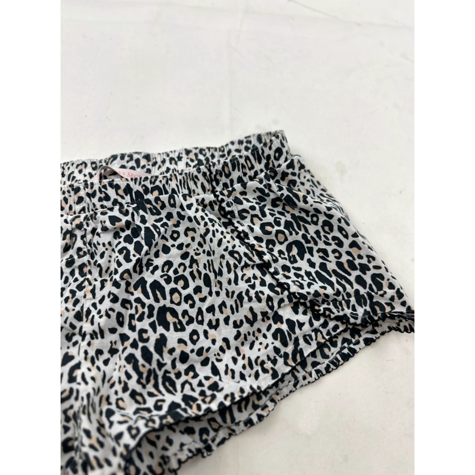 Victoria's Secret Victoria's Secret Shorts Womens XS White Black Sleep Lounge Leopard Print Natural Size 26" / US 2 / IT 38 - 4 Thumbnail