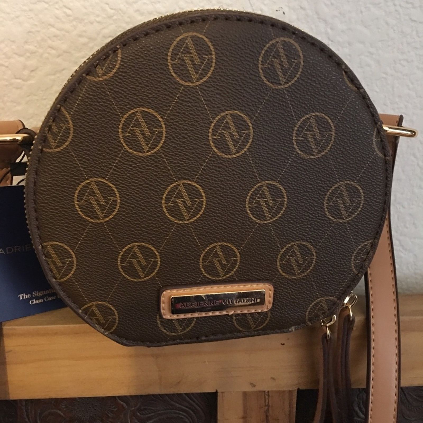 Other Adrienne Vittadini chocolate clam crossbody bag Size ONE SIZE - 7 Thumbnail
