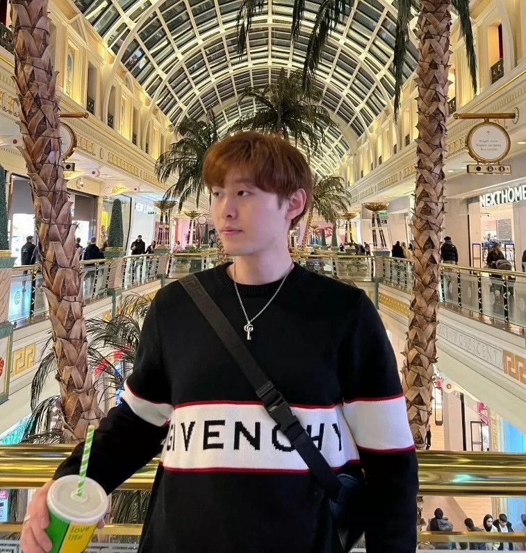 Givenchy Givenchy Black chest big logo sweater / size XL Size US XL / EU 56 / 4 - 8 Thumbnail