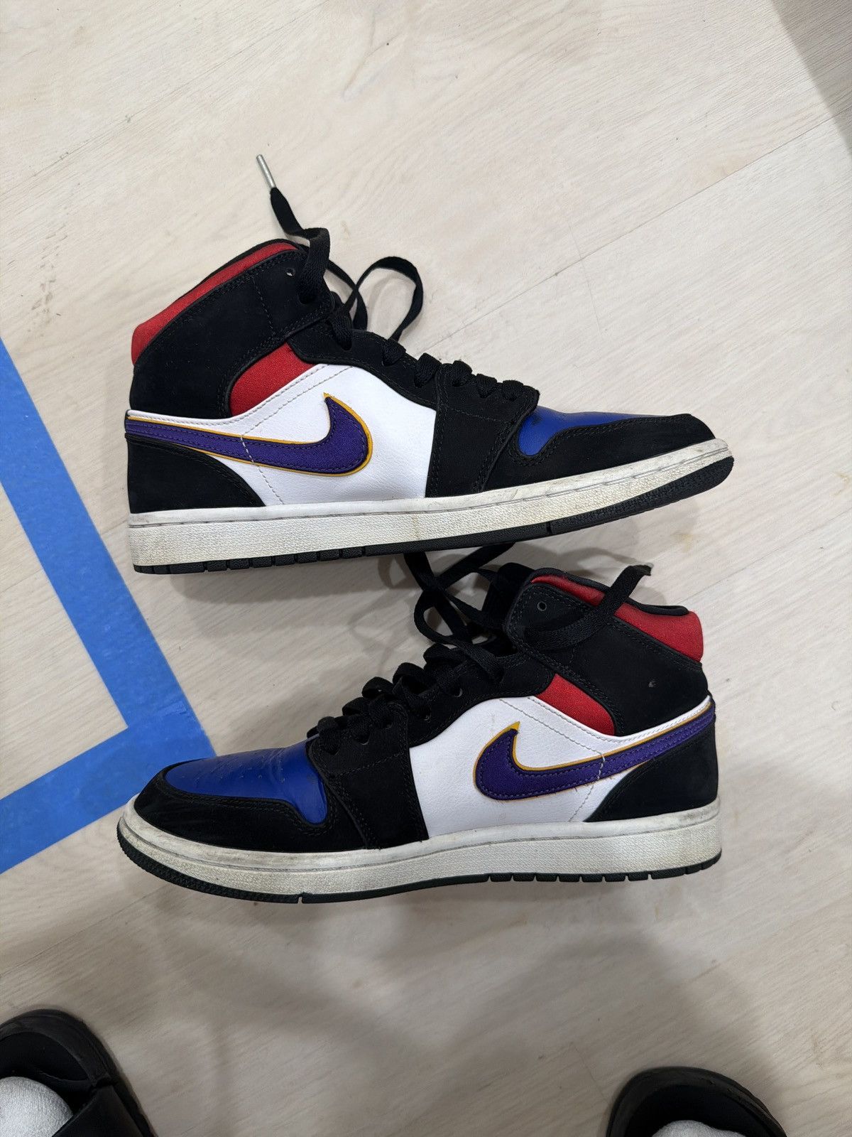 Jordan Brand Air Jordan 1 Mid SE Size US 8 / EU 41 - 2 Thumbnail