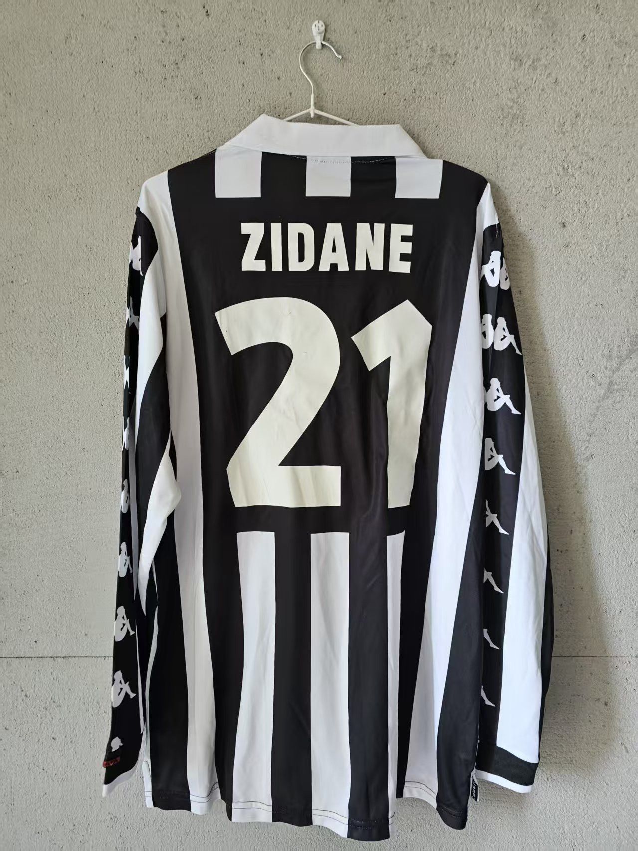 Other #21 Zidane Jersey 1999 2000 Juventus Home Size US XL / EU 56 / 4 - 1 Thumbnail