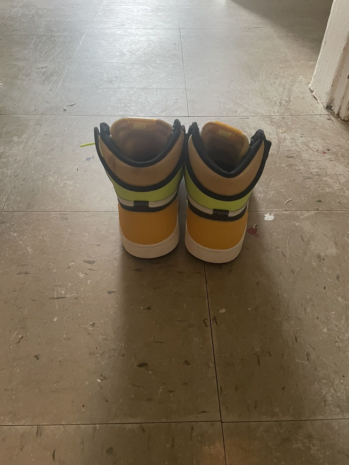 Jordan Brand × Nike Air Jordan 1 Retro High OG 'Volt Gold Size US 9.5 / EU 42-43 - 4 Thumbnail