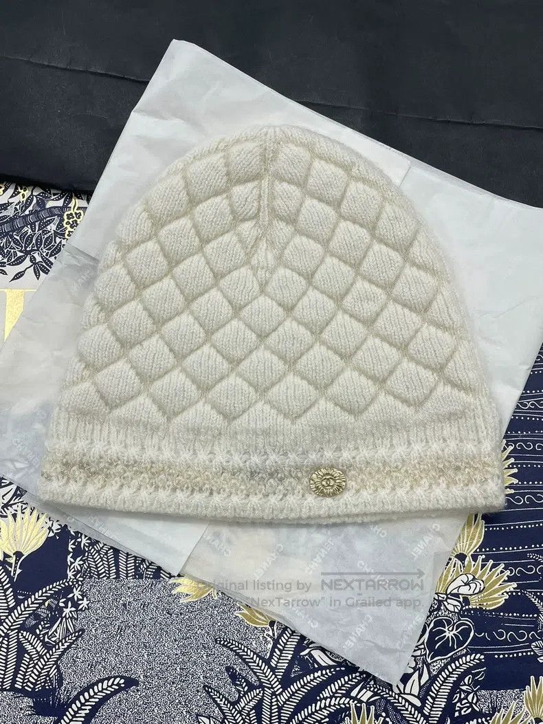 Chanel Chanel 26C white and gold cashmere knitted cold hat Size ONE SIZE - 1 Thumbnail