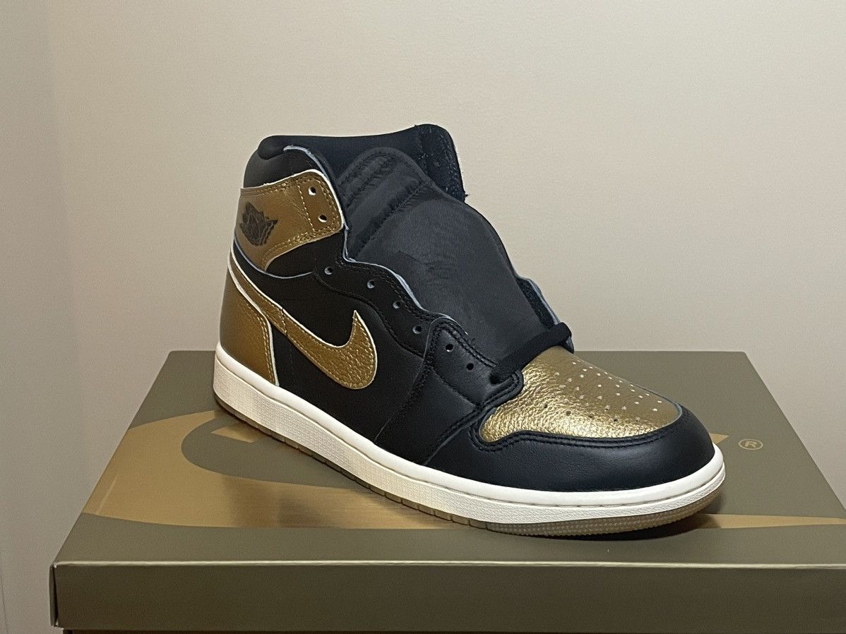 Jordan Brand × Nike Air Jordan 1 Rétro High OG “Black and Gold” Size US 9 / EU 42 - 3 Thumbnail