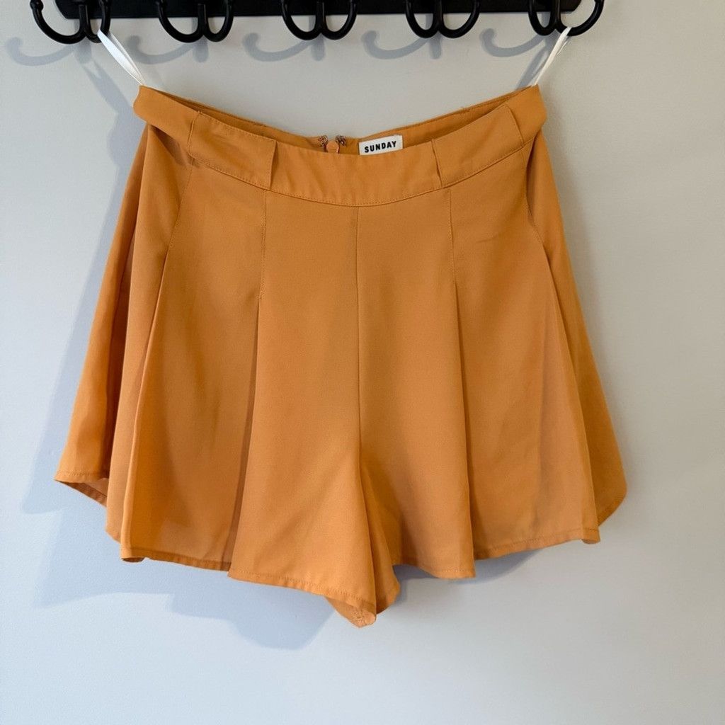 Aritzia Sunday Best Orange Shorts High-Waisted Flowy Size 26" / US 2 / IT 38 - 1 Thumbnail