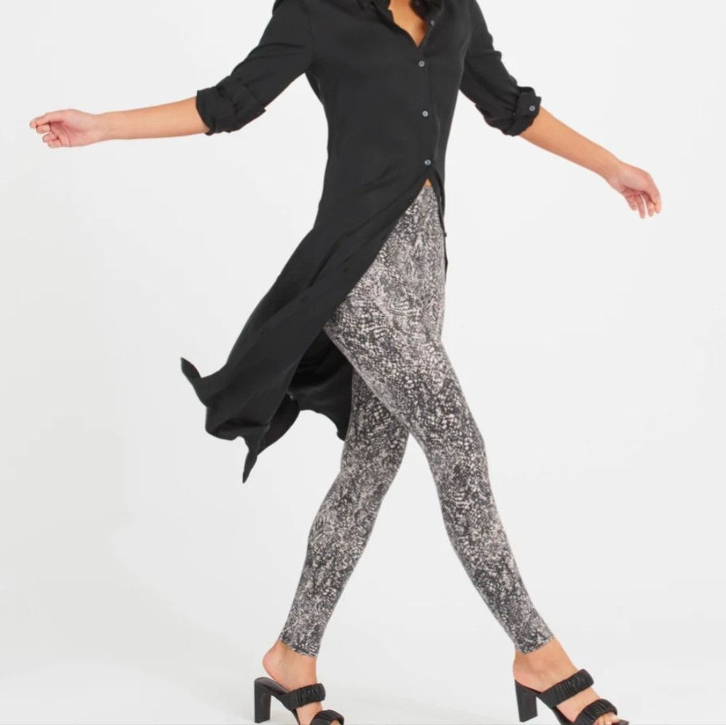 Spanx Spanx Grey Snake Faux Leather Snake Shine Leggings Sz. Small Size 24" / US 00 / IT 34 - 1 Thumbnail