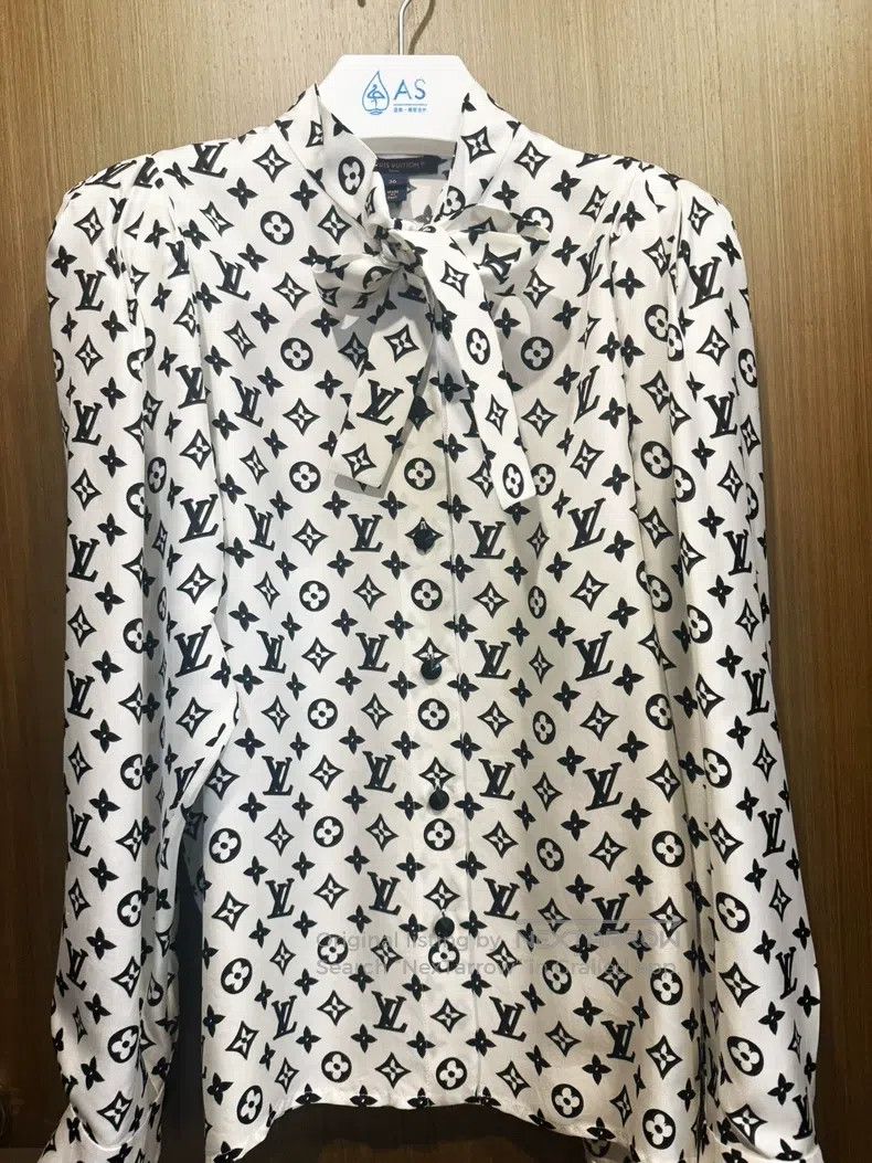 Louis Vuitton Louis Vuitton Silk Ribbon Collar Shirt Size XS / US 0-2 / IT 36-38 - 1 Thumbnail