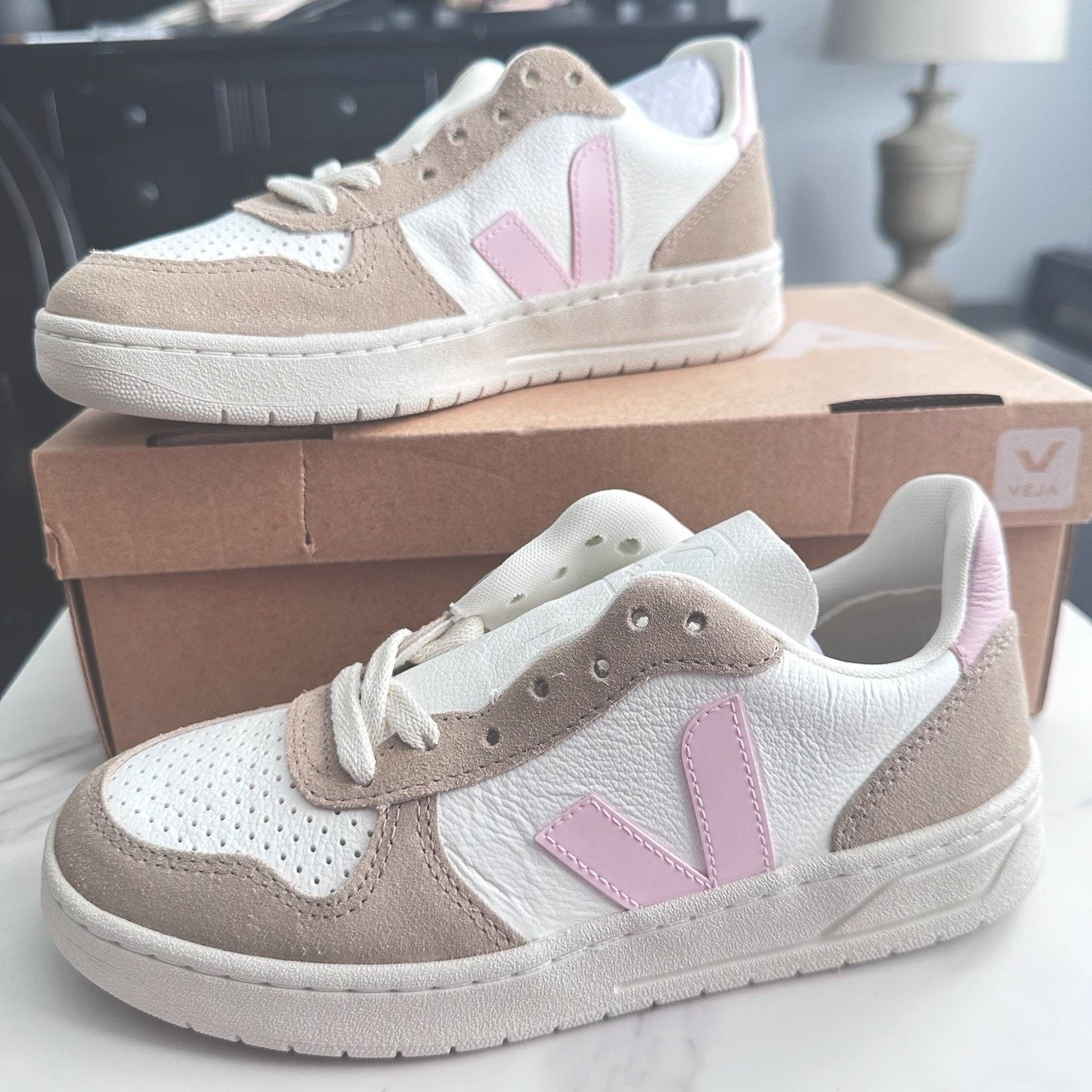 Veja Veja Women's V10 Chromefree White Sahara $160 US 5 EU 36 Size US 5 / IT 35 - 1 Thumbnail