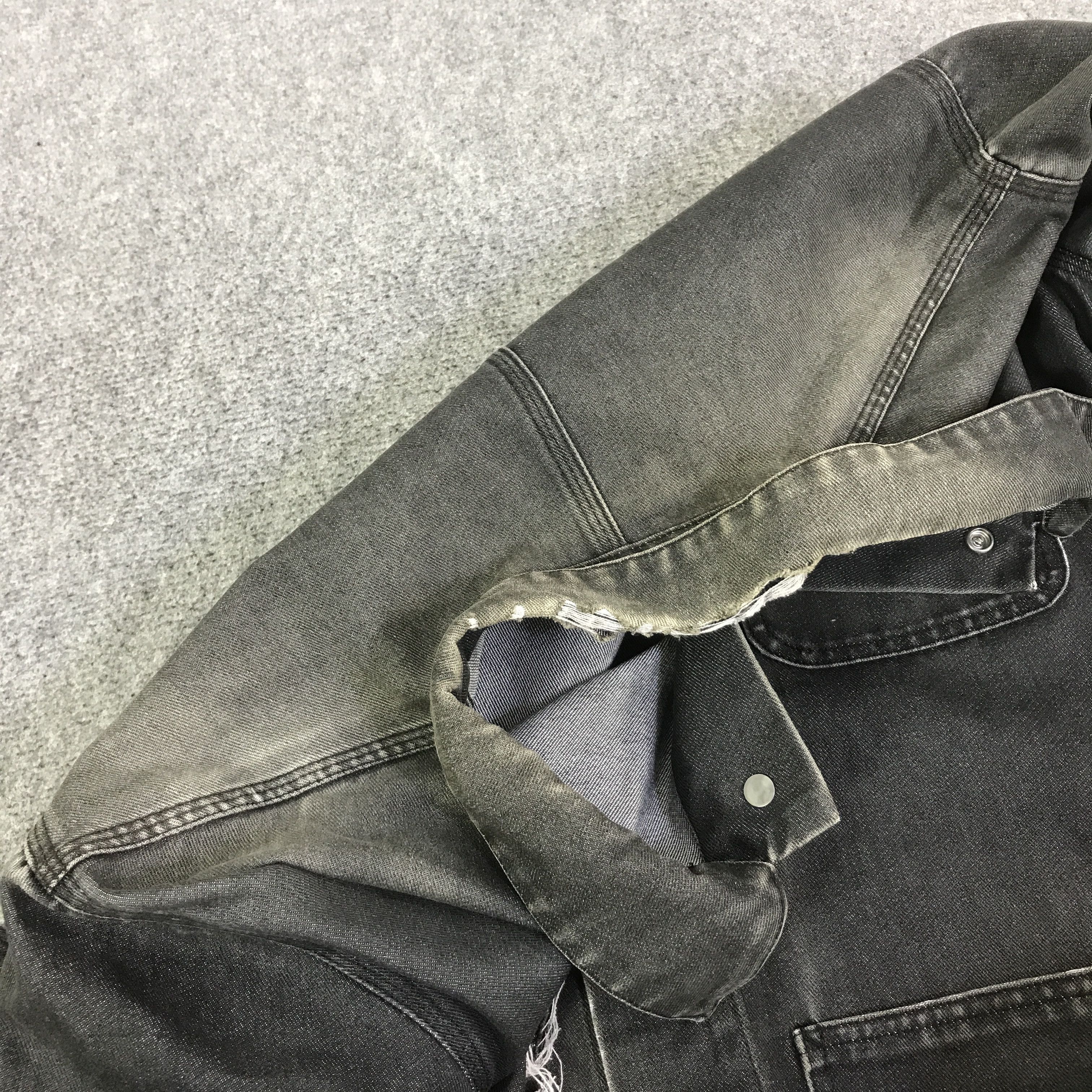 A.P.C. A.P.C DISTRESSED DENIM FADED CHORE JACKET Size US L / EU 52-54 / 3 - 13 Thumbnail