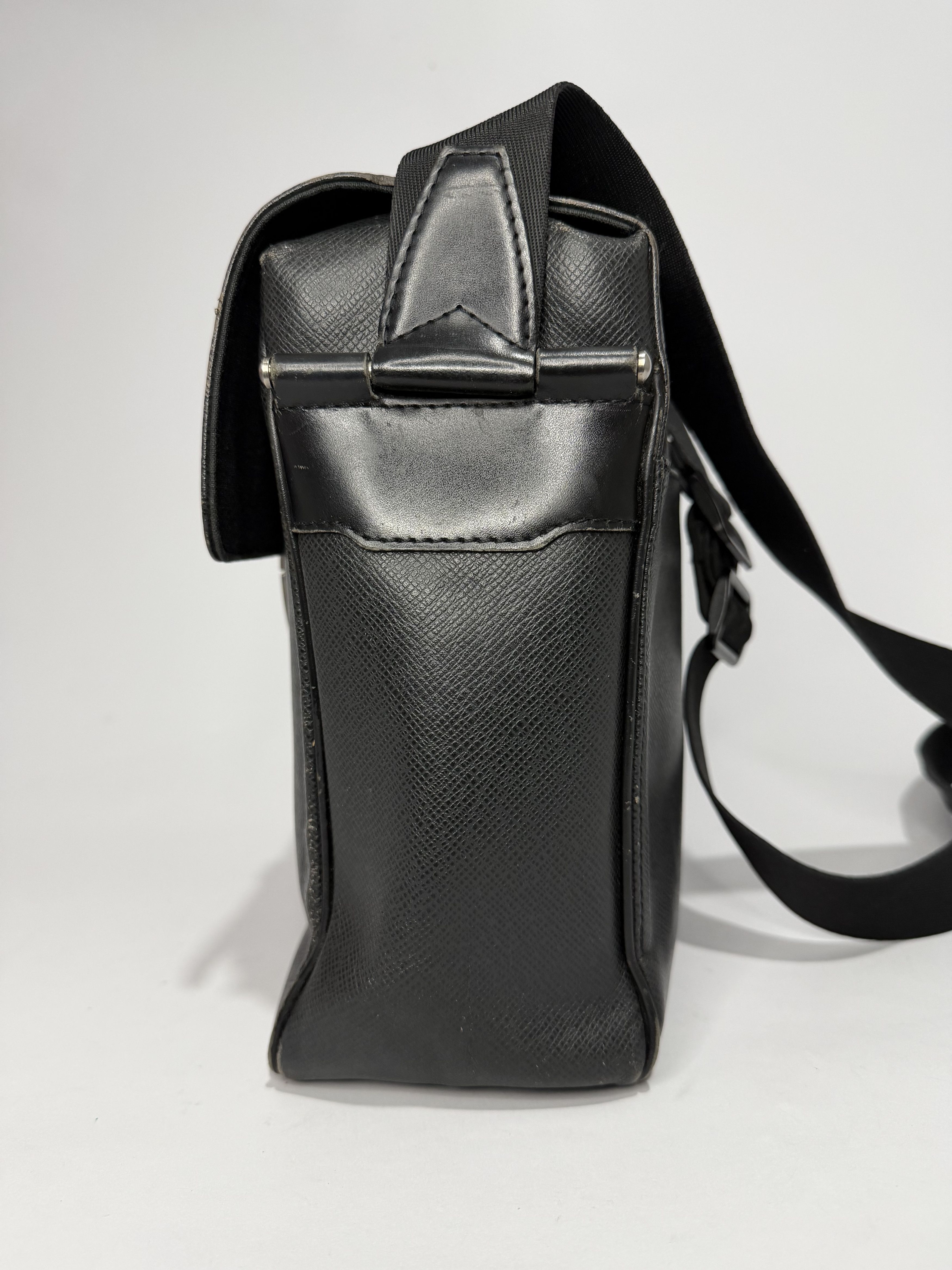 Louis Vuitton LOUIS VUITTON Black Taiga Leather Yaranga Porte Messenger Size ONE SIZE - 5 Thumbnail